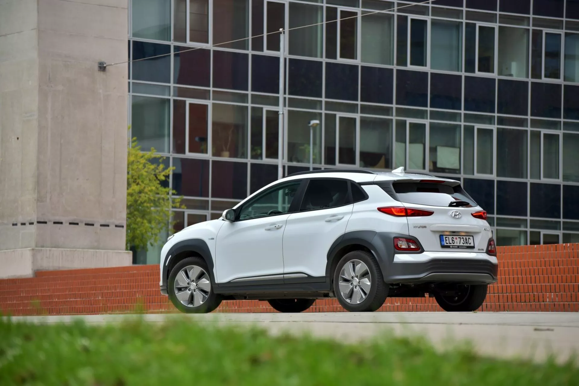 Hyundai Kona Elektro 2021 in blu vibrante, che mostra il suo design elegante, la propulsione elettrica e le caratteristiche moderne