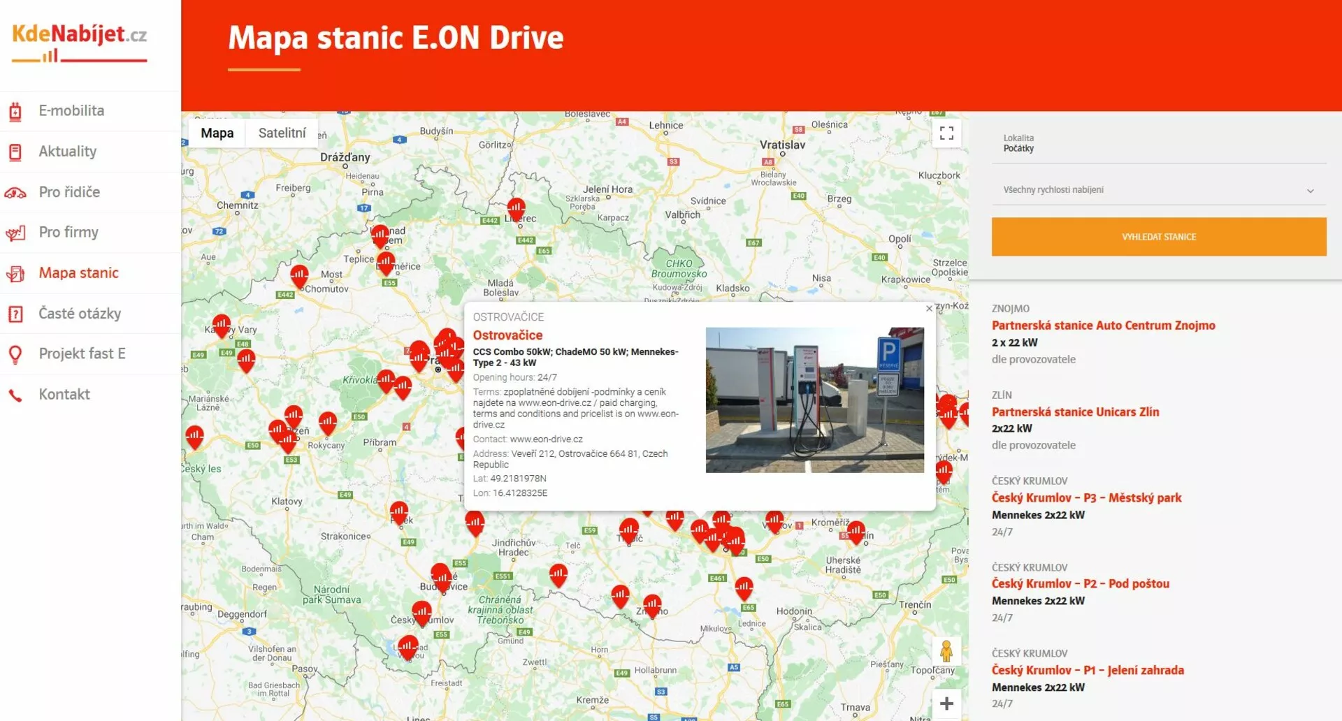 Screenshot che ritrae una mappa delle stazioni di ricarica per veicoli elettrici E.ON Drive con icone rosse su una regione, inclusa un'immagine dettagliata di una stazione di ricarica collegata a un'auto elettrica