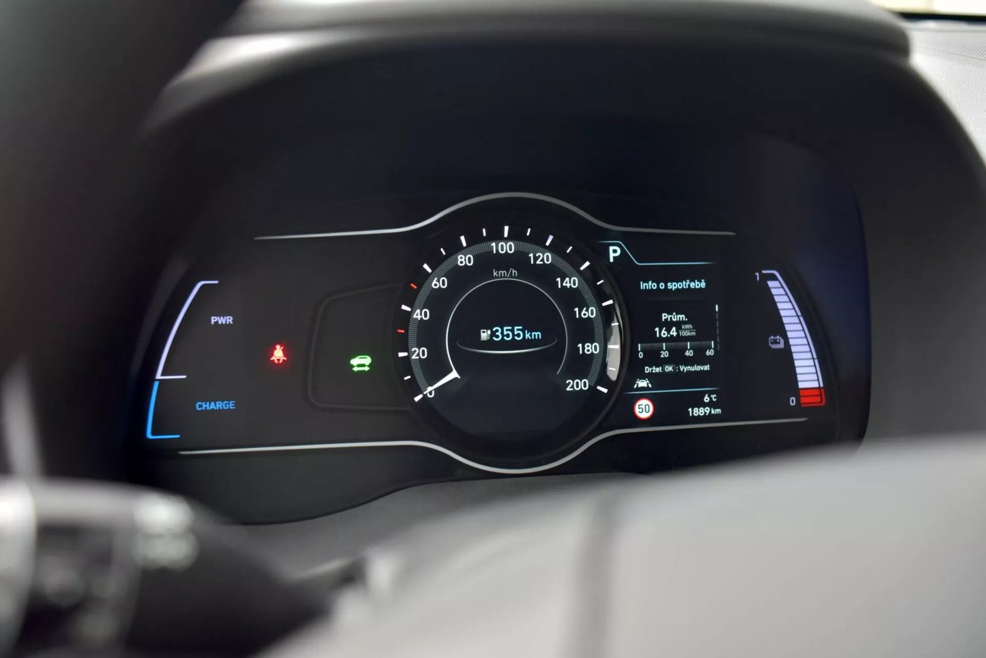 Cruscotto di Hyundai Kona elettrica 2021 con cluster strumenti digitale con indicatore di potenza, tachimetro, controllo di crociera adattivo e livello della batteria in design interno moderno di automobile