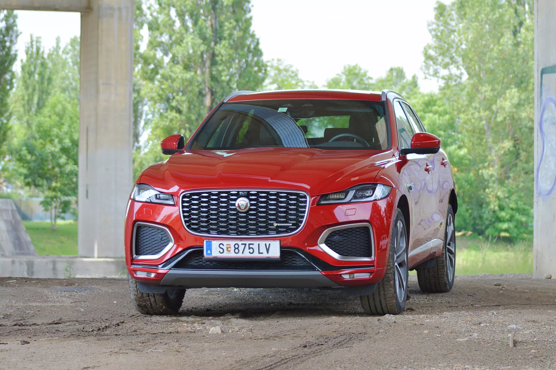 SUV di lusso Jaguar F-Pace 2021 con design elegante, maneggevolezza superiore, tecnologia avanzata e interno raffinato