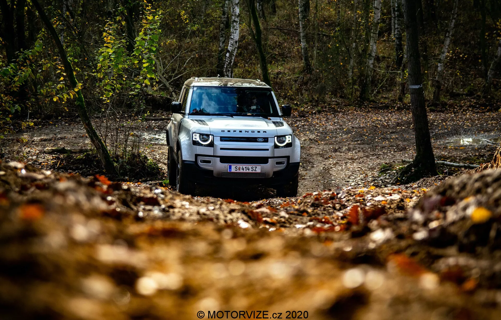Land Rover Defender 2020 che mostra un design robusto, capacità fuoristrada avanzate e tecnologia moderna.