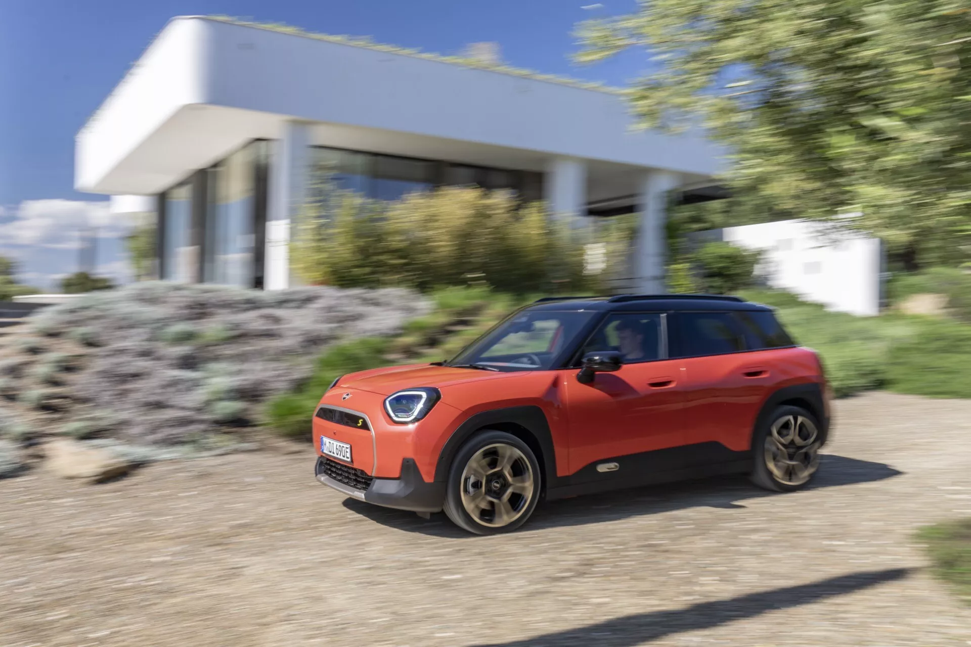 Mini Aceman 2024 (J05) che mostra il suo design elegante e compatto, caratterizzato da linee dinamiche e tecnologia innovativa