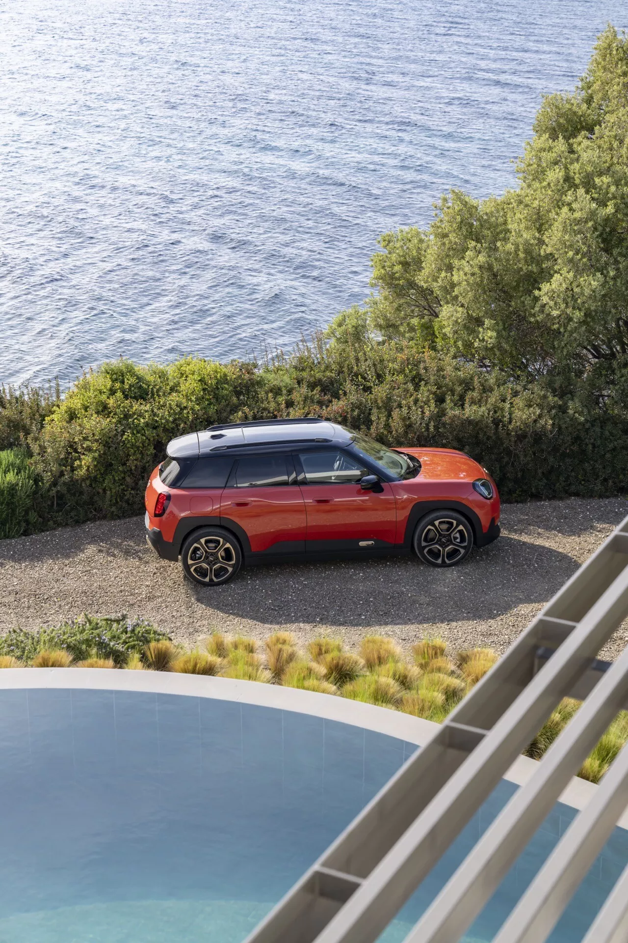 Vista frontale del Mini Aceman (J05) 2024 che mostra il suo design elegante e le caratteristiche moderne