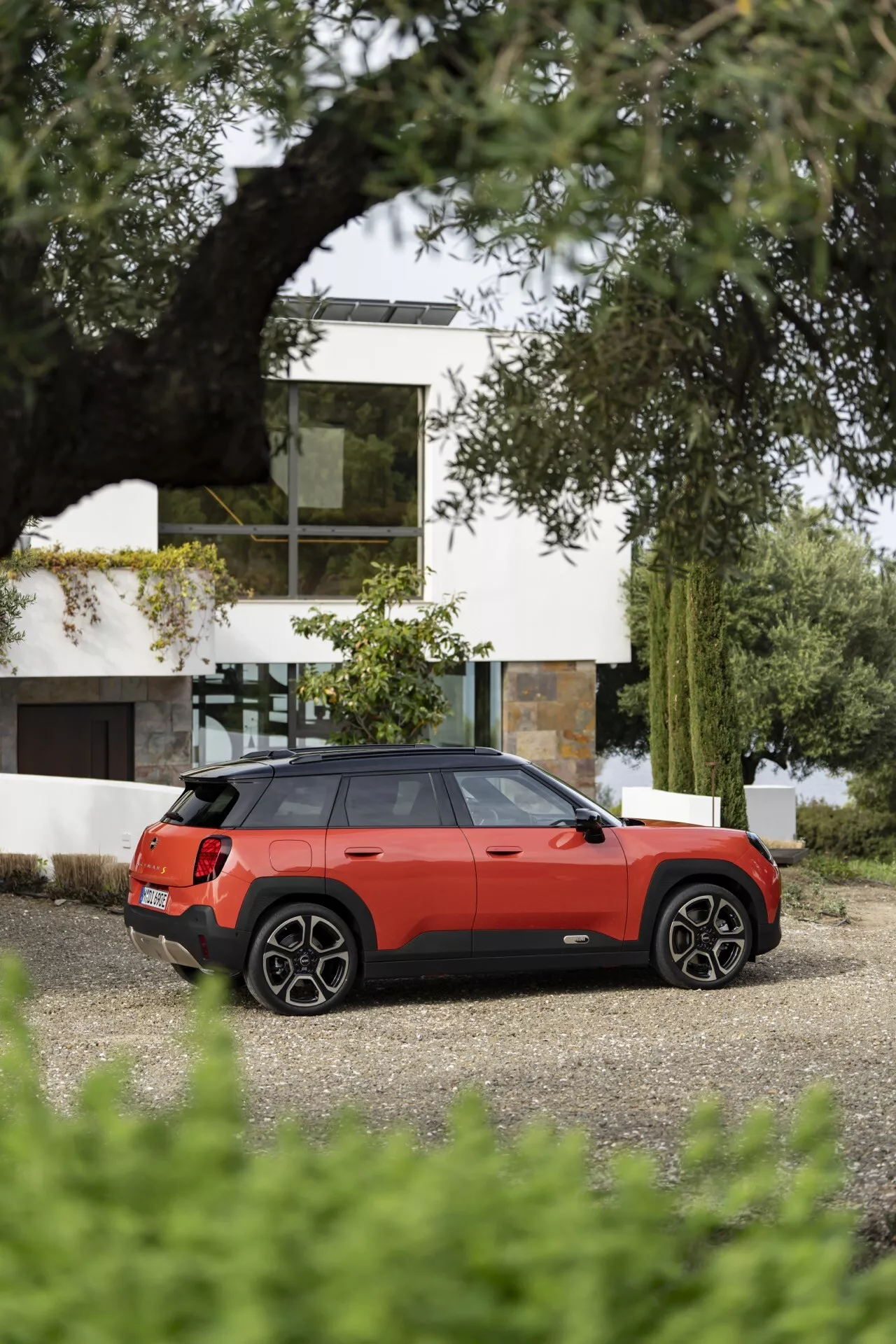 Mini Aceman 2024 (J05) che mostra un design moderno, fari LED e un distintivo colore verde