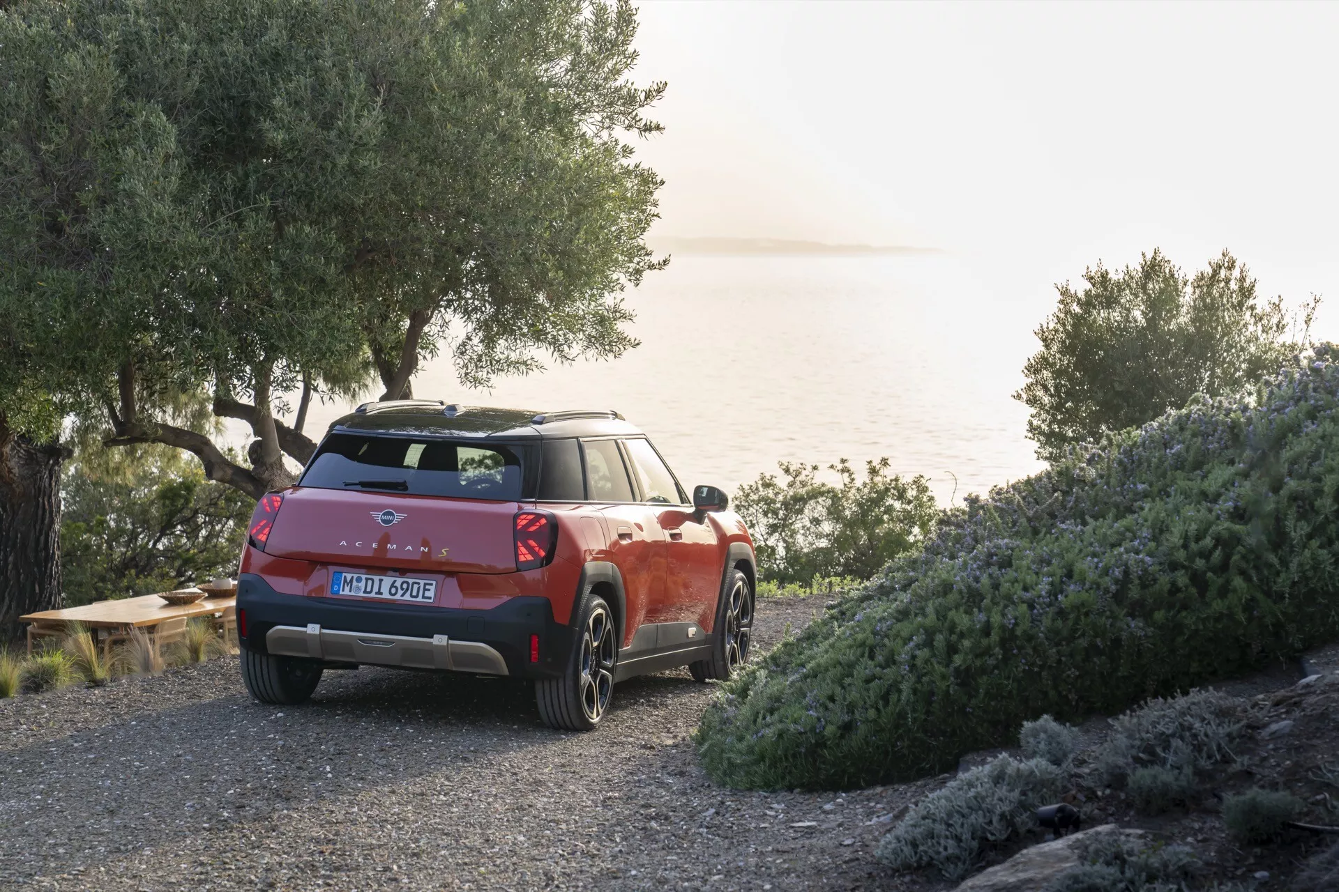 Mini Aceman 2024 (J05) presenta un design elegante con colori vivaci, funzionalità tecnologiche innovative e motore elettrico ecologico