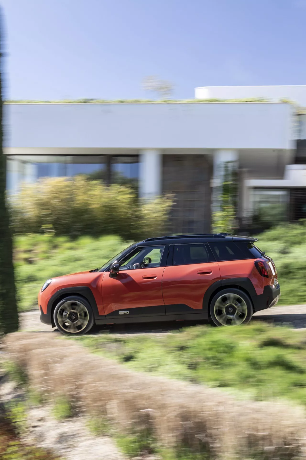Mini Aceman 2024 (J05) che mostra il suo design elegante, opzioni di colori vivaci e caratteristiche innovative