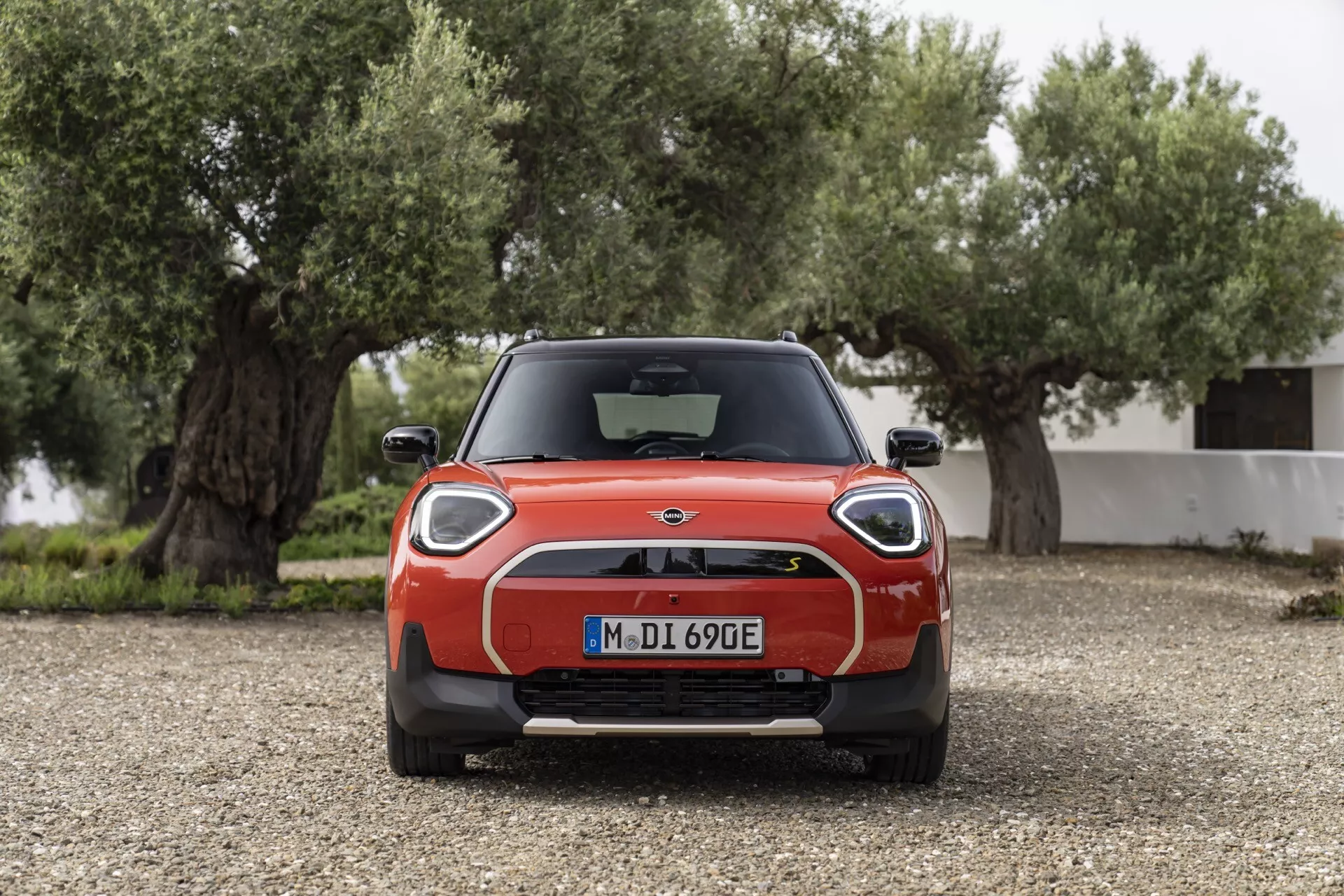MINI Aceman 2024 (J05) in colore vivace che mostra il suo design elegante e caratteristiche moderne