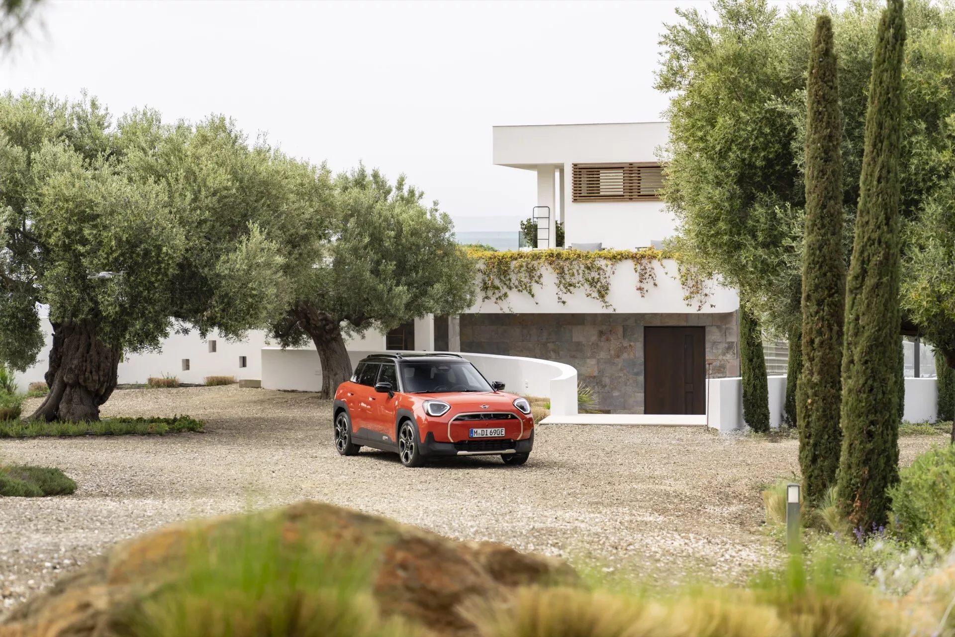 Mini Aceman 2024 (J05) in posa dinamica che mostra design elegante e caratteristiche innovative