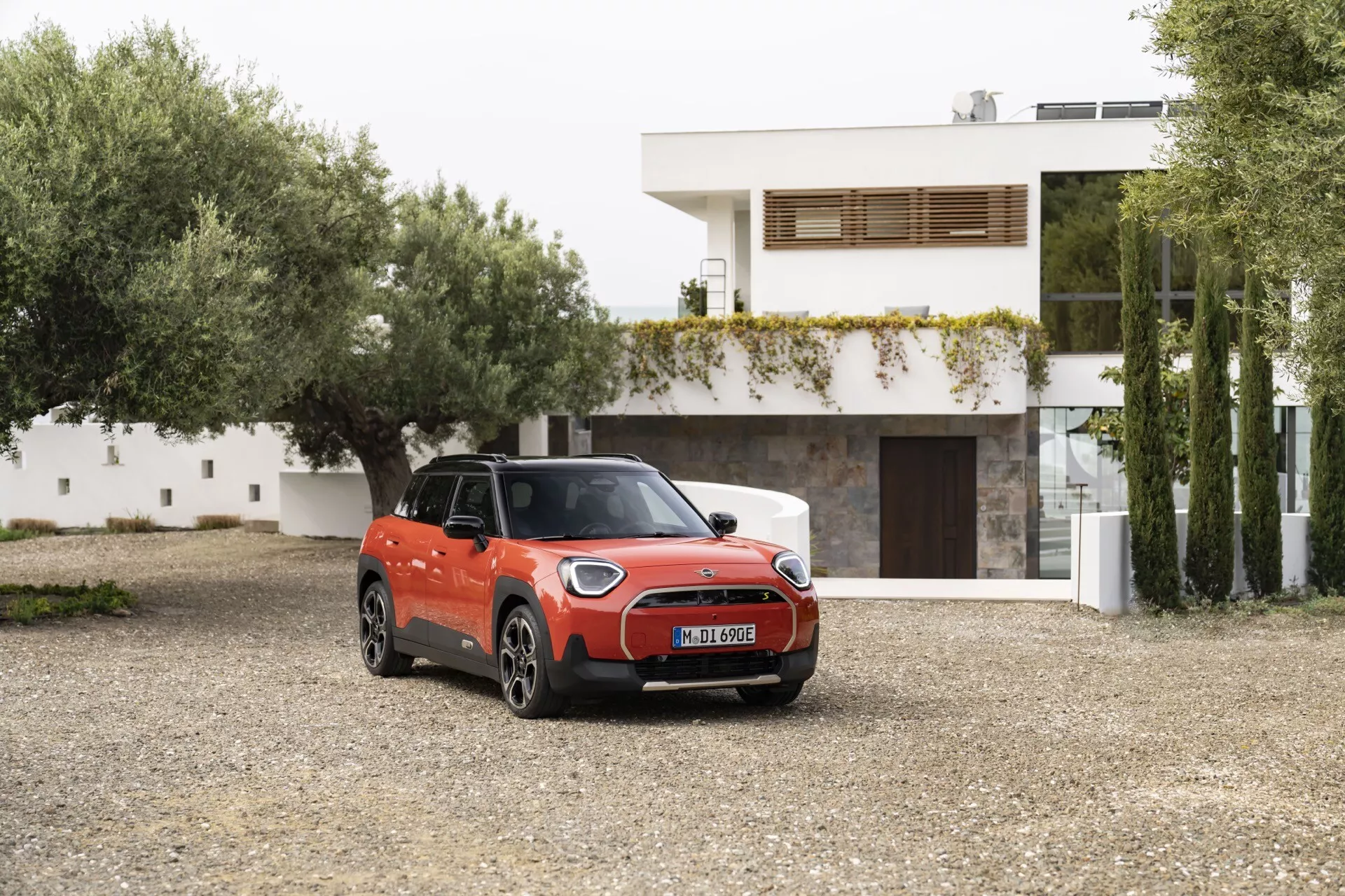 Mini Aceman 2024 (J05) che mostra il suo design elegante e le caratteristiche futuristiche
