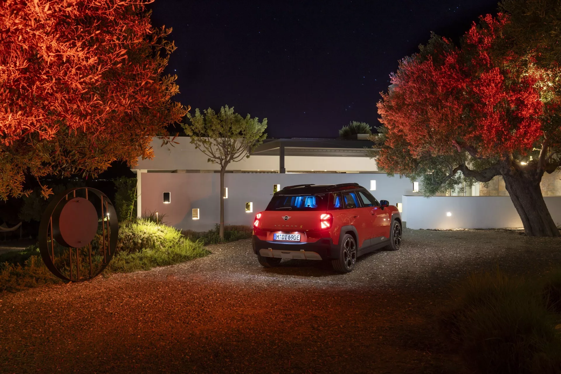 Mini Aceman 2024 (J05) che mostra il suo design compatto, propulsione elettrica e caratteristiche innovative