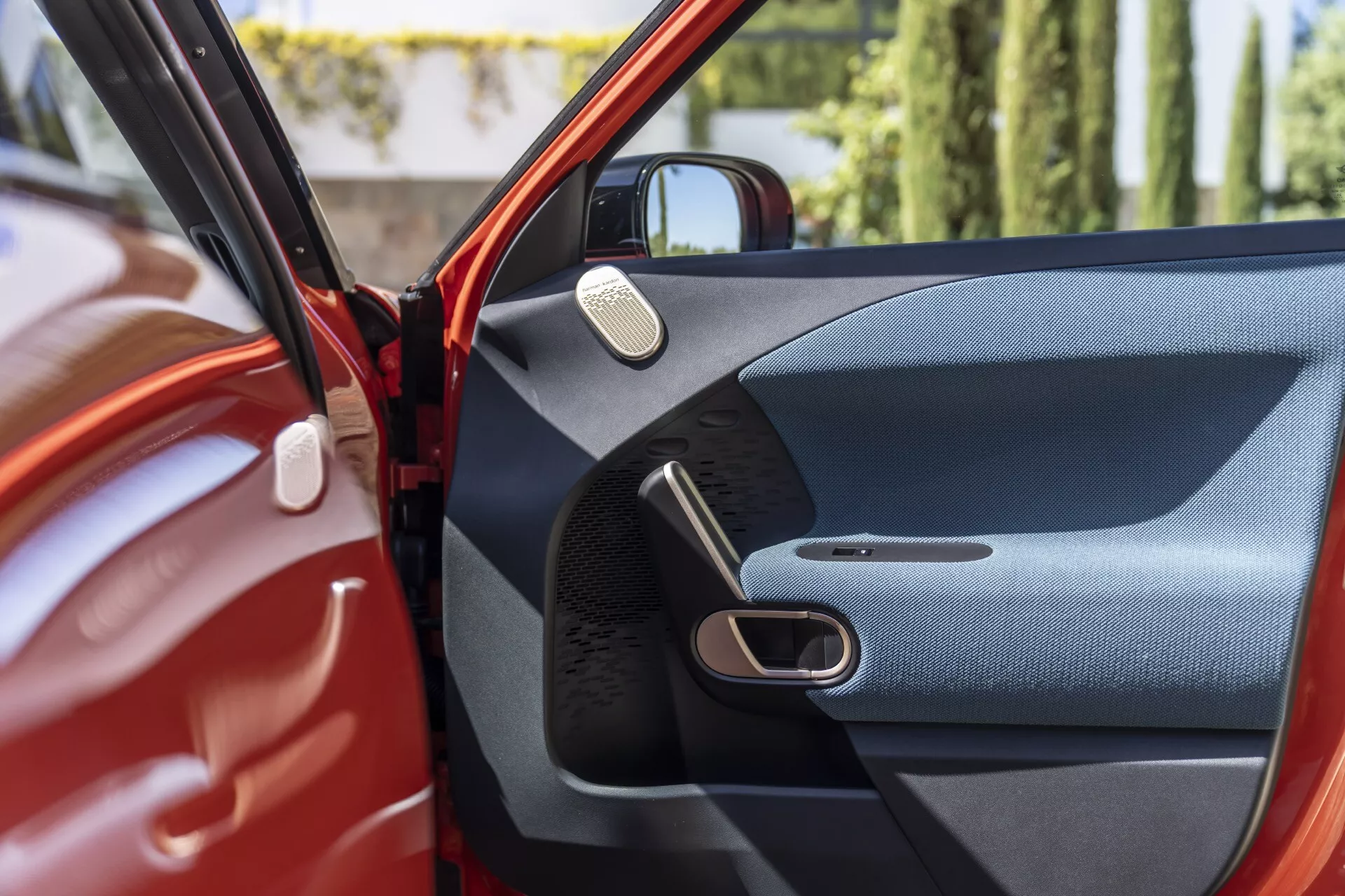 Mini Aceman 2024 (J05) che mostra il suo design elegante, la vivace palette di colori e le avanzate caratteristiche tecnologiche