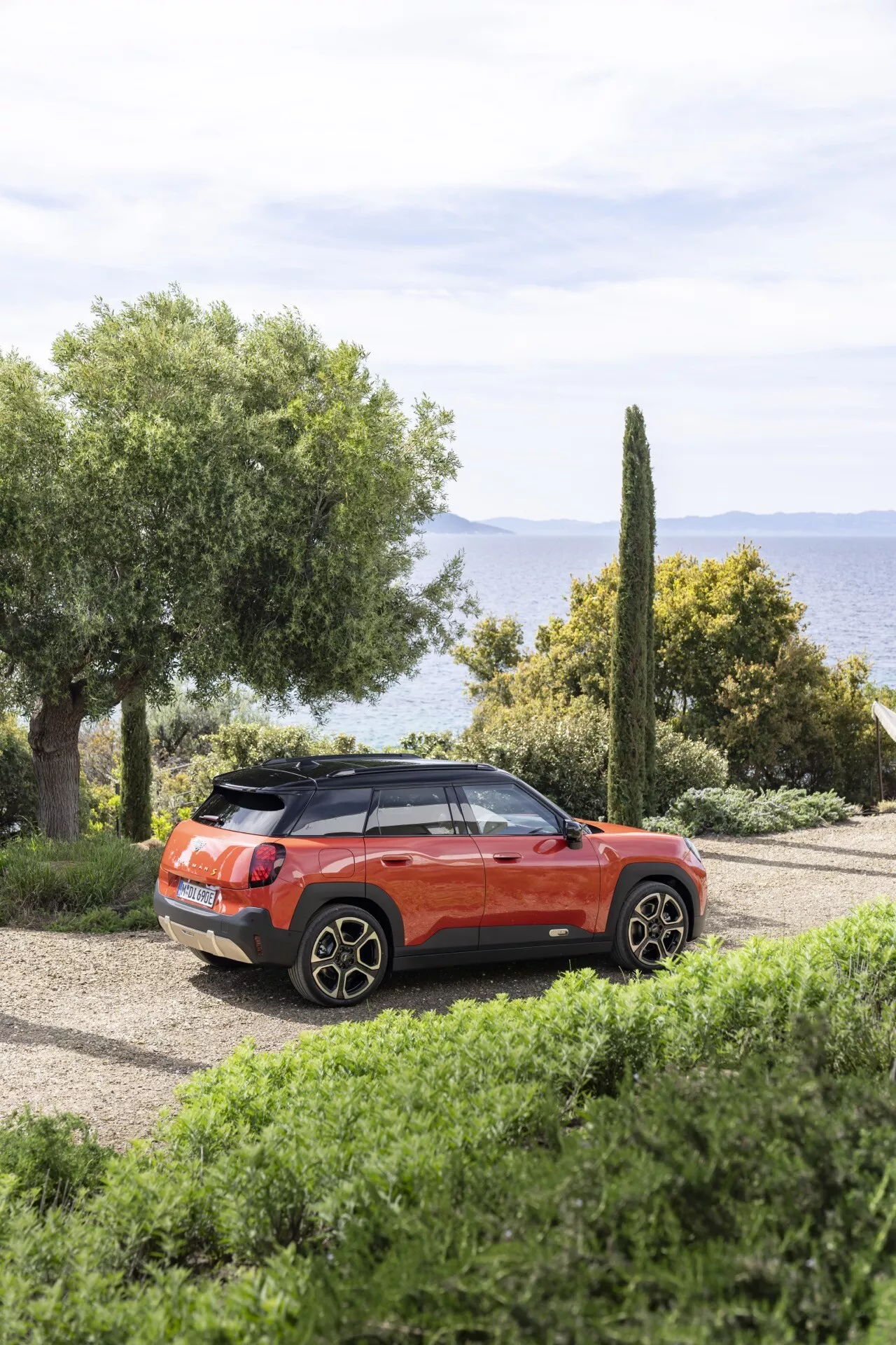 MINI Aceman 2024 (J05) che mostra il suo design dinamico e tecnologia all'avanguardia