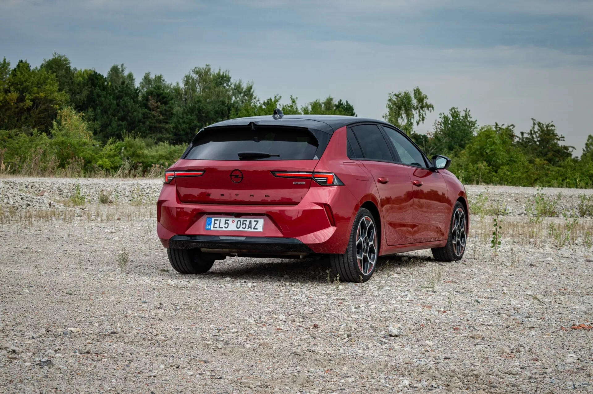 Vista esterna della Opel Astra 2022 che evidenzia il suo design elegante e le caratteristiche moderne