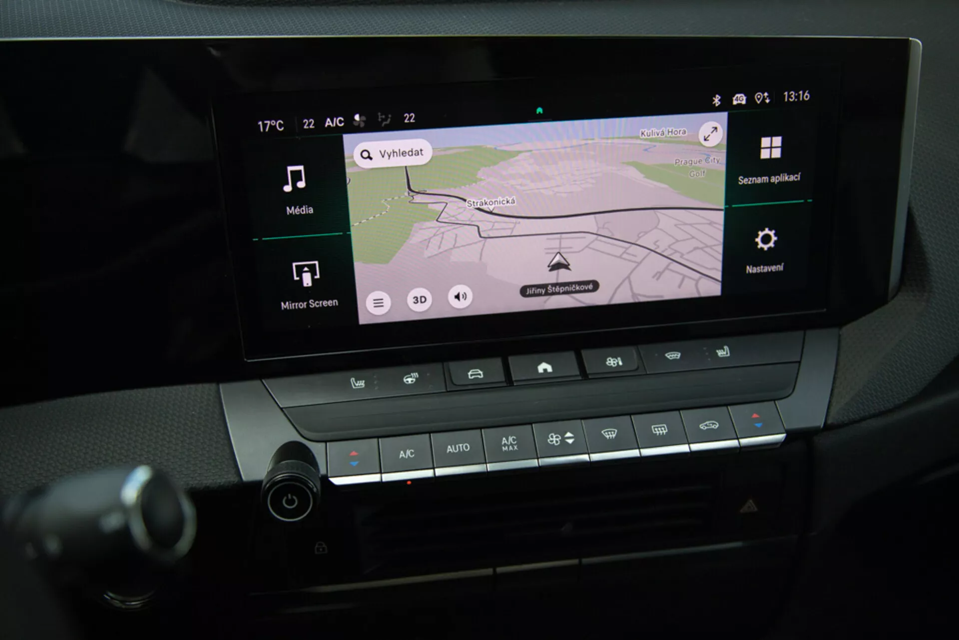 Vista ravvicinata del sistema infotainment e dei controlli clima della Opel Astra 2022 nella console centrale, mostrando la navigazione GPS sul display, connettività Bluetooth e impostazioni della temperatura