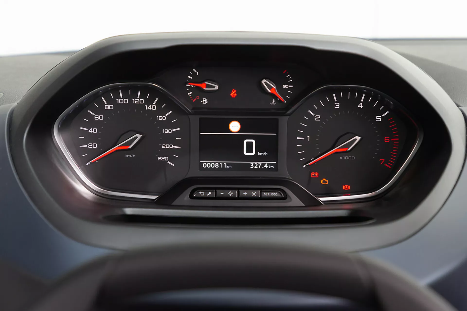 Vista ravvicinata del quadro strumenti della Peugeot Rifter 2018 evidenziando tachimetro e contagiri analogici, letture digitali di velocità e odometro, con focus sulla tecnologia e il design interni dalla prospettiva del conducente