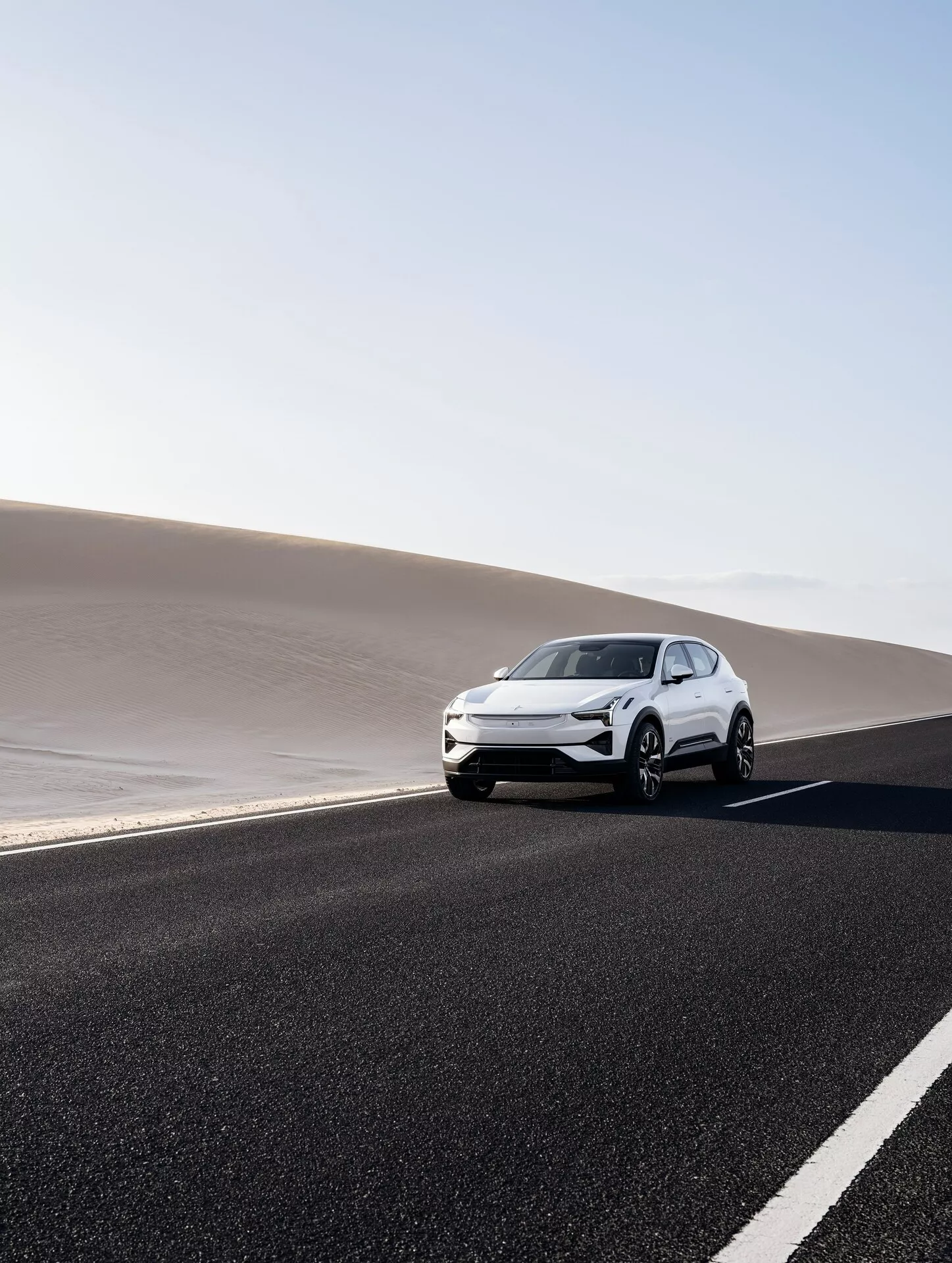 SUV elettrico di lusso Polestar 3 prima generazione 2023 in guida dinamica su strada aperta