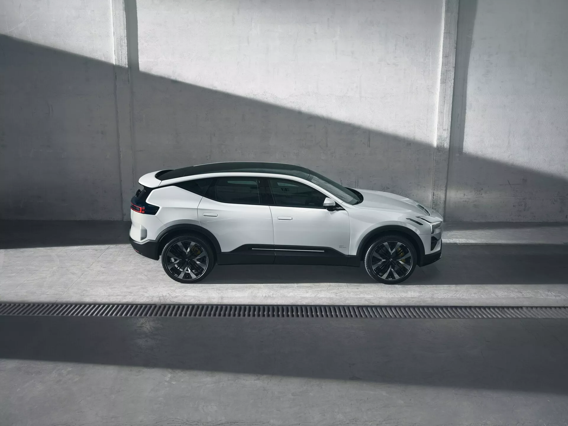 Polestar 3 2023, prima generazione, caratterizzata da un design scandinavo aerodinamico, SUV elettrico di lusso in modalità di guida dinamica
