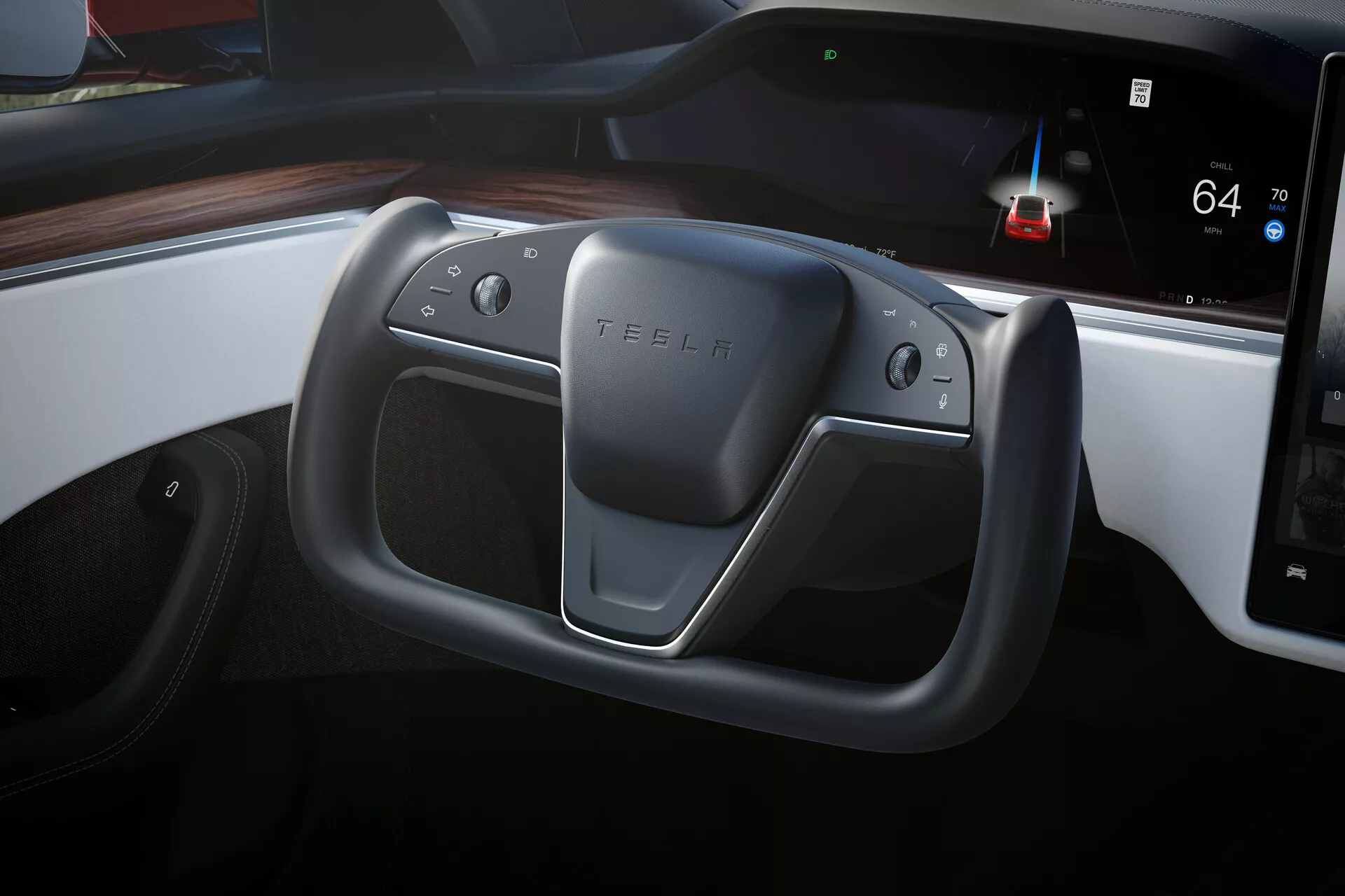 Vista ravvicinata dell'interno di una Tesla Model S 2016 (1a generazione facelift) dal sedile del conducente, evidenziando il volante rettangolare non convenzionale con il logo TESLA e i controlli, e il cruscotto con quadro strumenti digitale orizzontale e un grande display touchscreen con mappa di navigazione. Il cruscotto elegante e minimalista è accentuato da un rivestimento in legno in contrasto con l'interno scuro e tecnologico.