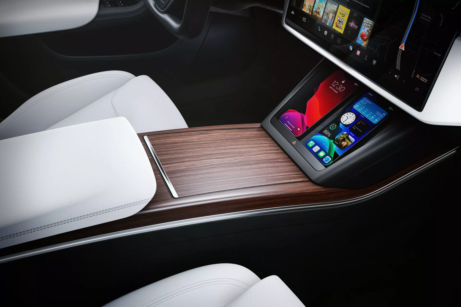 Vista ad angolo alto degli interni di una Tesla Model S 2016 (1ª generazione, facelift) con enfasi sulla consolle centrale e sui sedili anteriori. La consolle elegante mostra un ampio sistema di infotainment touchscreen con icone a colori, circondato da un pregiato impiallacciato in legno. I sedili anteriori in pelle bianca aggiungono all'estetica minimalista e lussuosa degli interni moderni dell'auto.