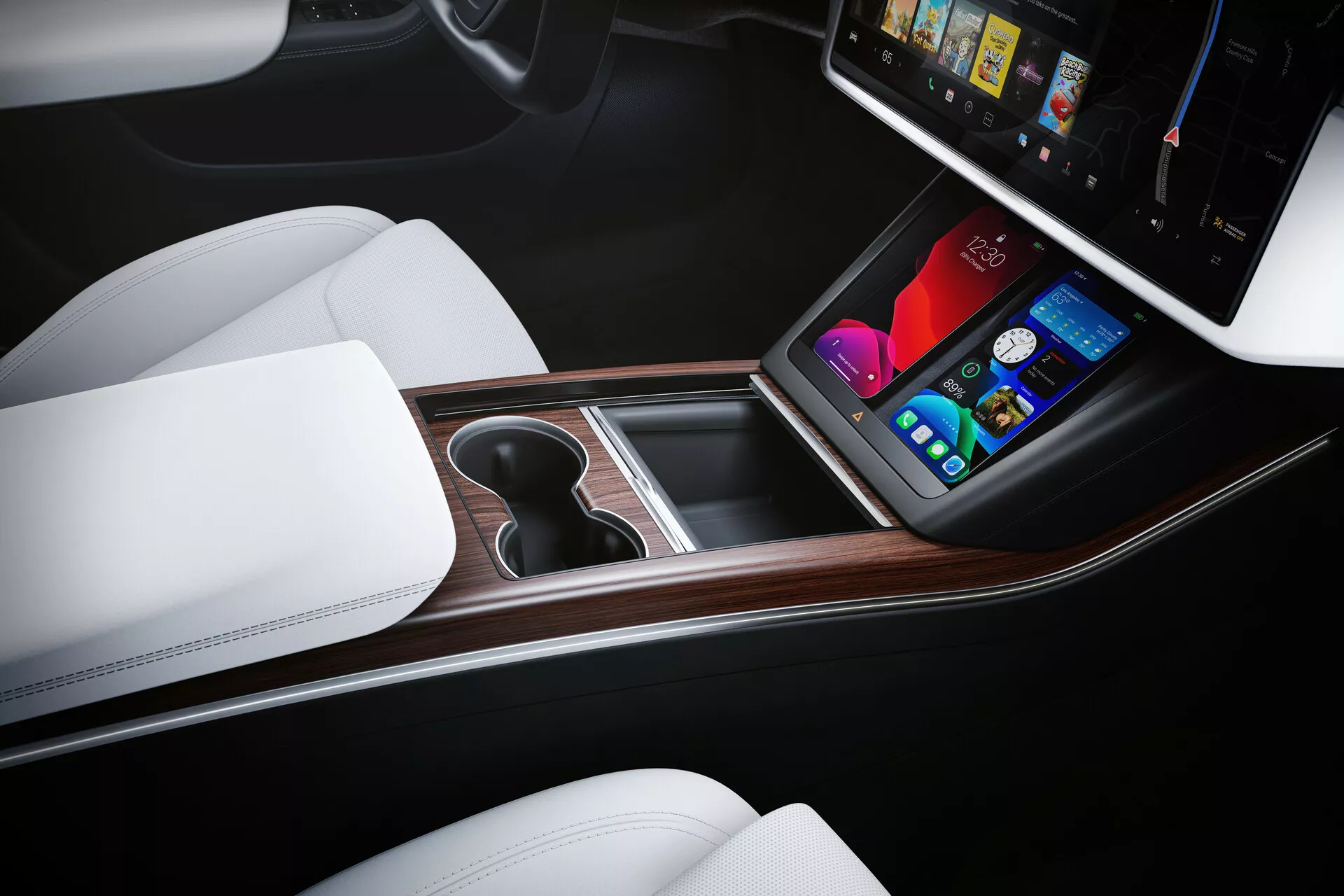 Interni di un veicolo moderno, concentrandosi sulla console centrale e sulla zona del passeggero anteriore. Vista dall'alto e diagonale che mette in risalto un grande display touchscreen verticale con icone di connettività colorate, sezione in finitura in legno lucido, portabicchieri con anelli cromati, bracciolo in pelle bianca con vano portaoggetti e caratteristiche tecnologiche sofisticate in un'auto di lusso.