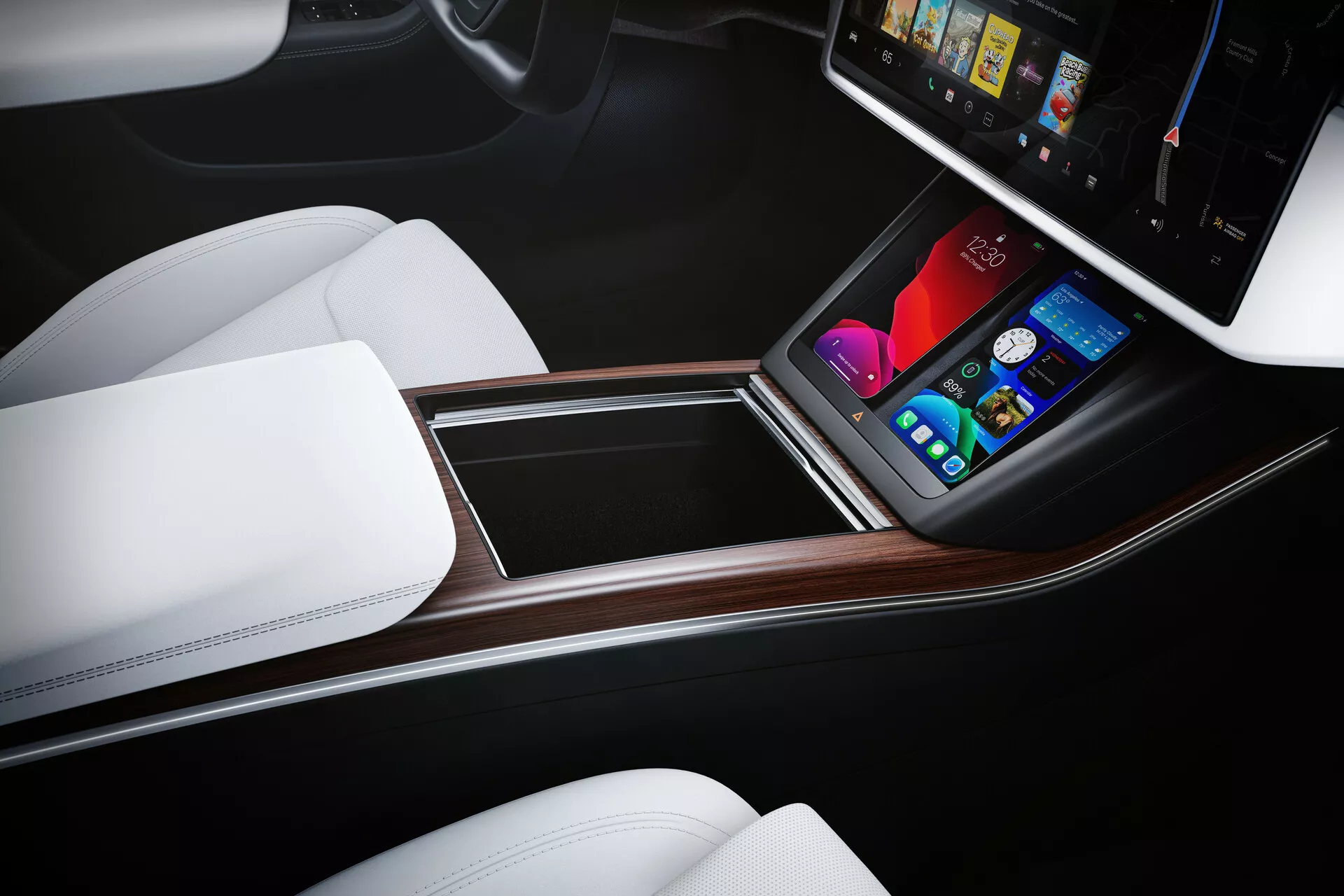 Vista interna di una Tesla Model S 2016 (1ª generazione, facelift) evidenziando la console centrale da una prospettiva dall'alto e orientata verso il conducente. Il layout ergonomico presenta un sistema di infotainment con touchscreen verticale che mostra grafica colorata per il controllo del clima, media, navigazione e impostazioni del veicolo. La console è rifinita con un materiale simile al legno, sedili bianchi simili alla pelle e un design bicolore, enfatizzando il lusso e il minimo di controlli fisici.