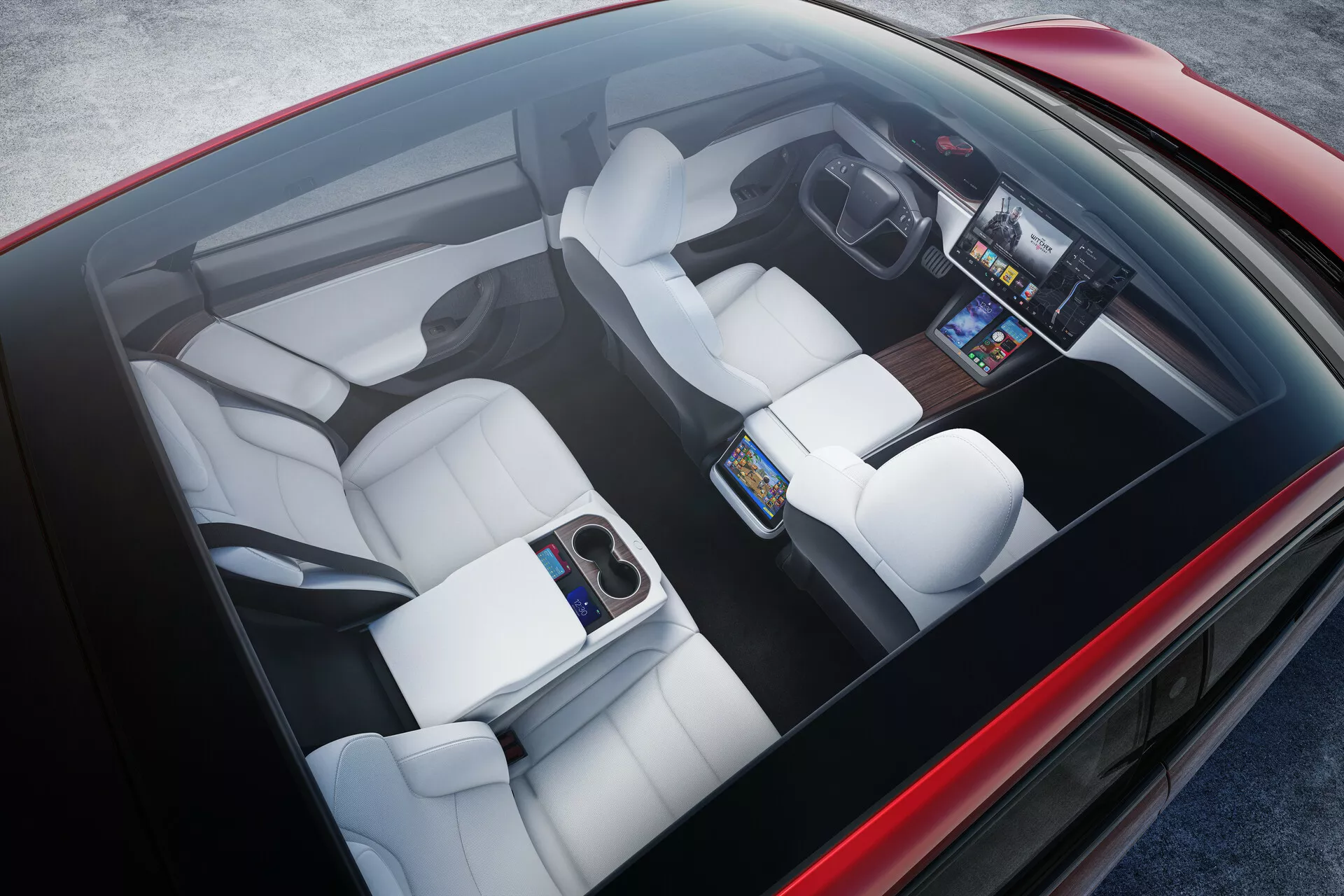 Vista dall'alto dell'interno della Tesla Model S 2016 (1ª generazione, restyling). Caratterizzata da sedili rivestiti in materiale bianco con contorni individuali, un grande touchscreen centrale sul cruscotto anteriore, un quadro strumenti digitale, una console centrale minimalista e un bracciolo abbattibile nella zona posteriore. Mostra tecnologia avanzata, design ergonomico e lusso moderno.