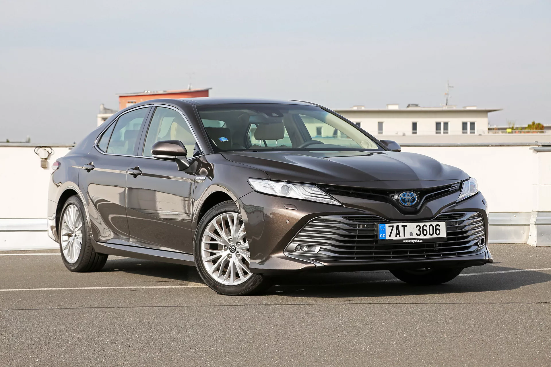 Immagine esterna della Toyota Camry Limousine 2019 che mette in mostra la sofisticata grande griglia anteriore, i fari LED angolari eleganti, le ruote in lega stilose e le funzionalità di sicurezza avanzate che suggeriscono capacità ADAS, catturati in una finitura metallica lucida.