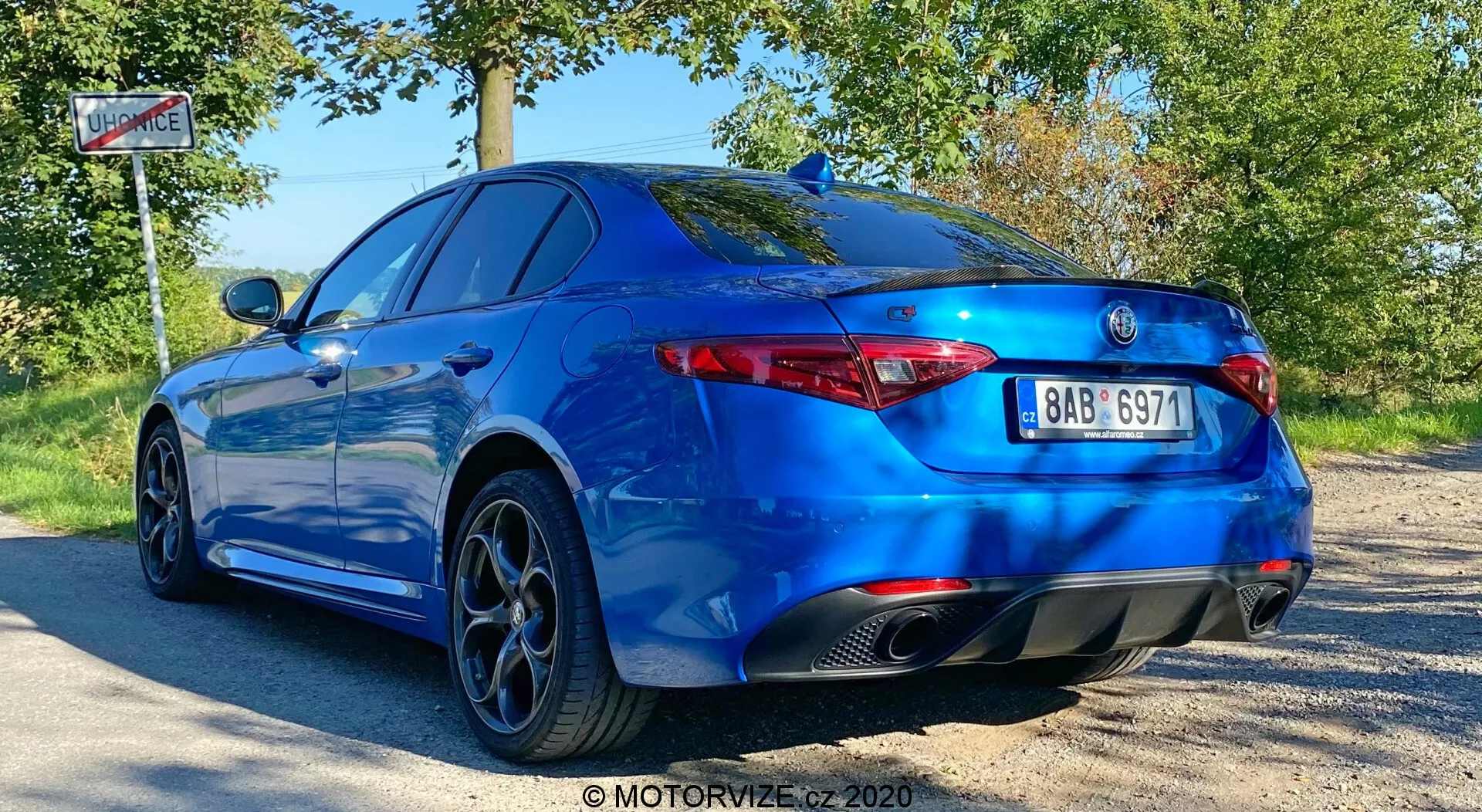 Elegante Alfa Romeo Giulia 2016 che mostra il suo design elegante e caratteristiche sportive