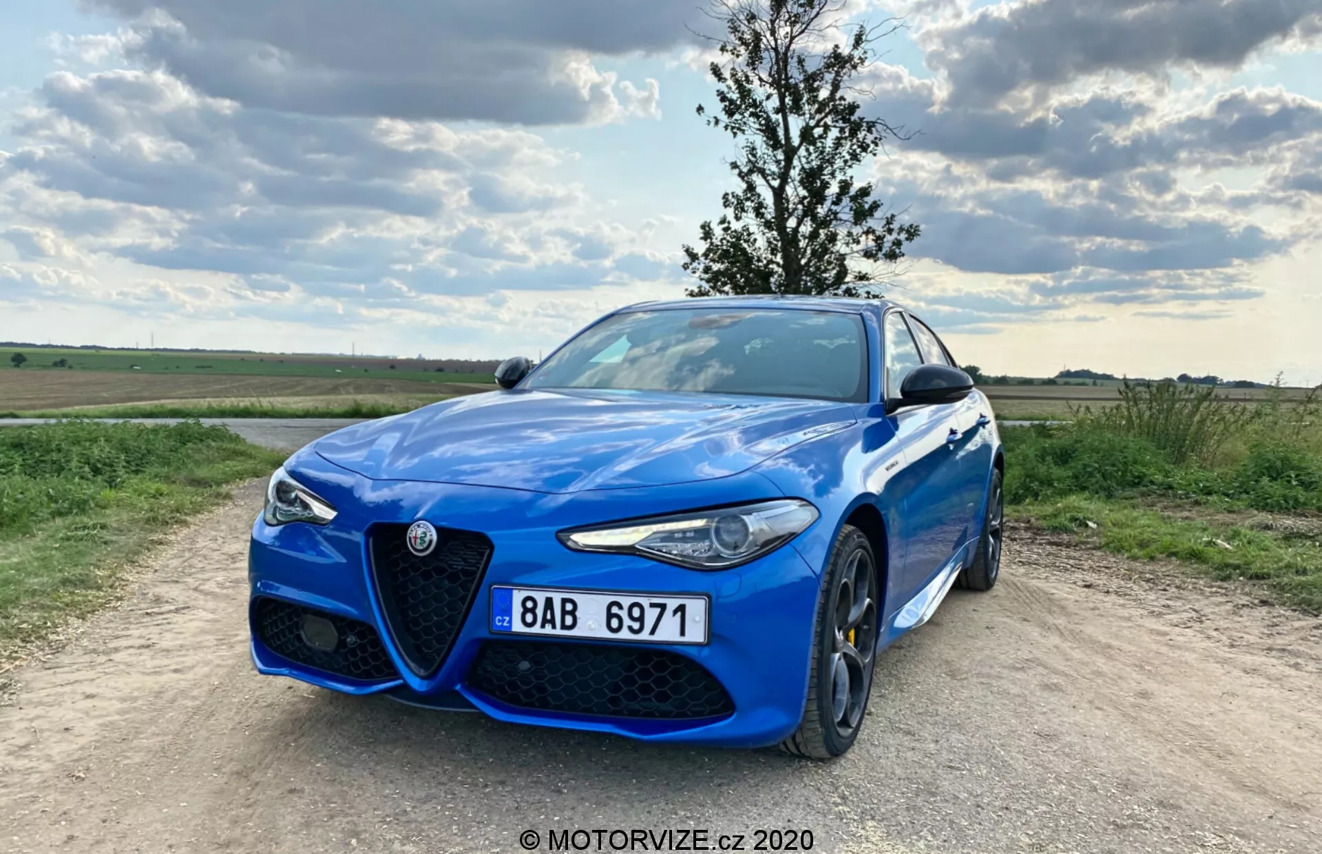 Alfa Romeo Giulia 2016, una berlina premium sportiva ed elegante con una griglia distintiva, curve stilizzate e alte prestazioni