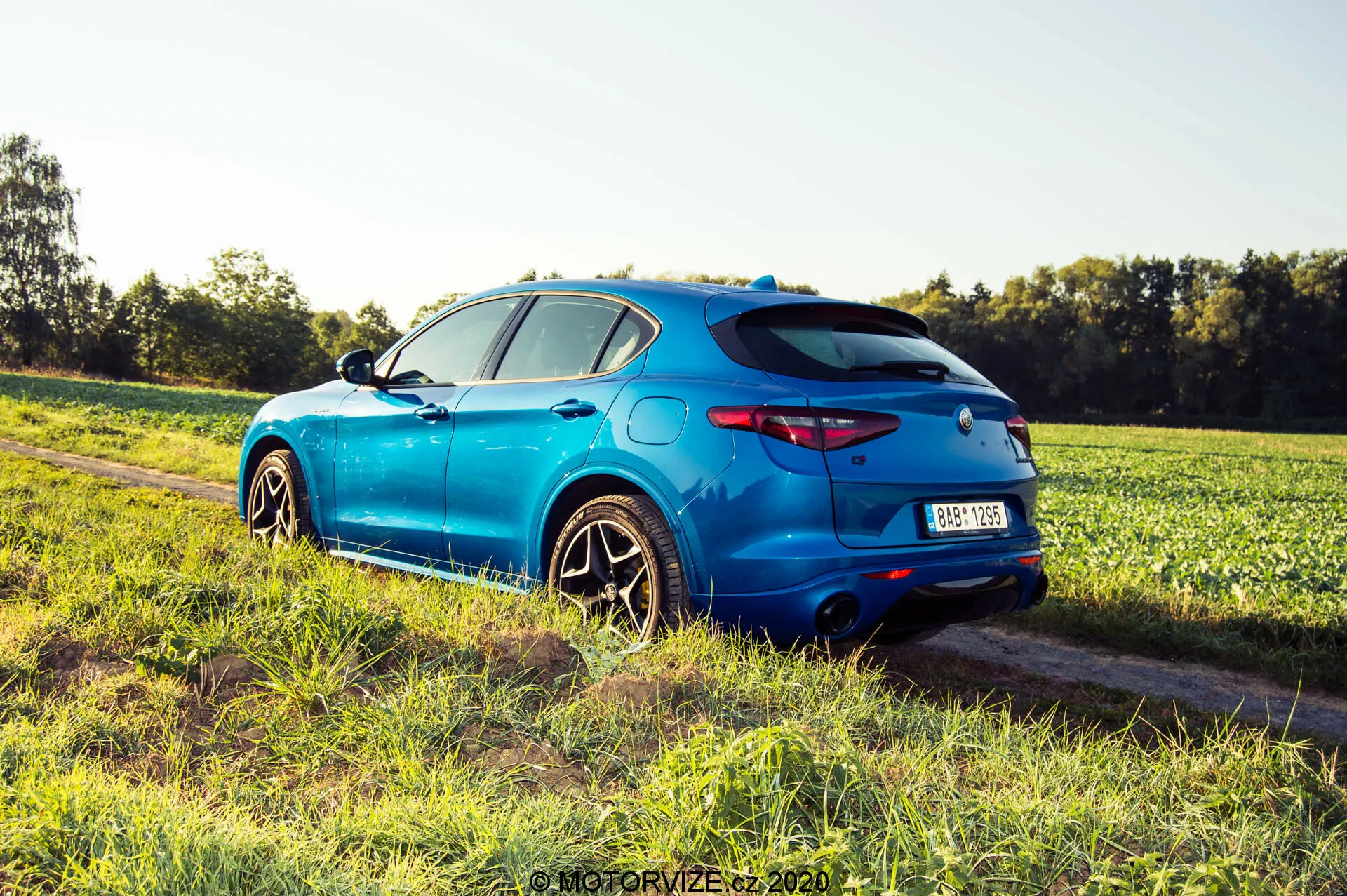 2017 Alfa Romeo Stelvio - un SUV di lusso altamente elegante con un design esterno aerodinamico, cerchi in lega premium e la caratteristica griglia frontale Alfa Romeo, che enfatizza sia le prestazioni sportive che la raffinatezza.