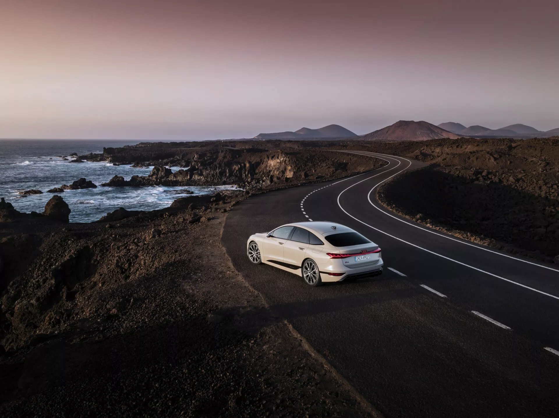 Audi A6 e-tron 2024 (GH) - Una berlina elettrica elegante e innovativa con un design all'avanguardia, aerodinamica avanzata, prestazioni della batteria robuste, tecnologia interna all'avanguardia e comfort lussuoso per un'esperienza di guida elevata.