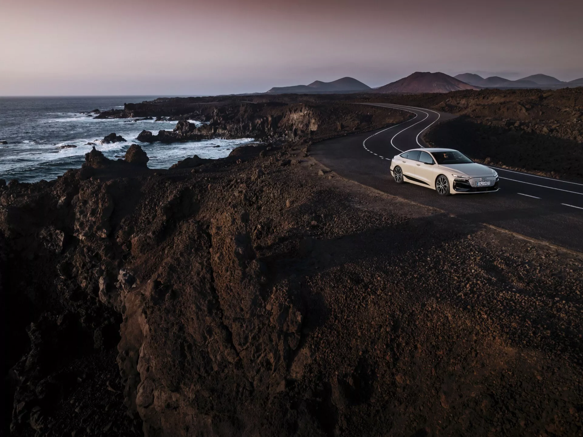 Audi A6 e-tron 2024 - Elegante berlina elettrica con aerodinamica avanzata, tecnologia all'avanguardia e design futuristico. Presentata in bianco glaciale metallizzato con distintivi fari LED e profilo aerodinamico.