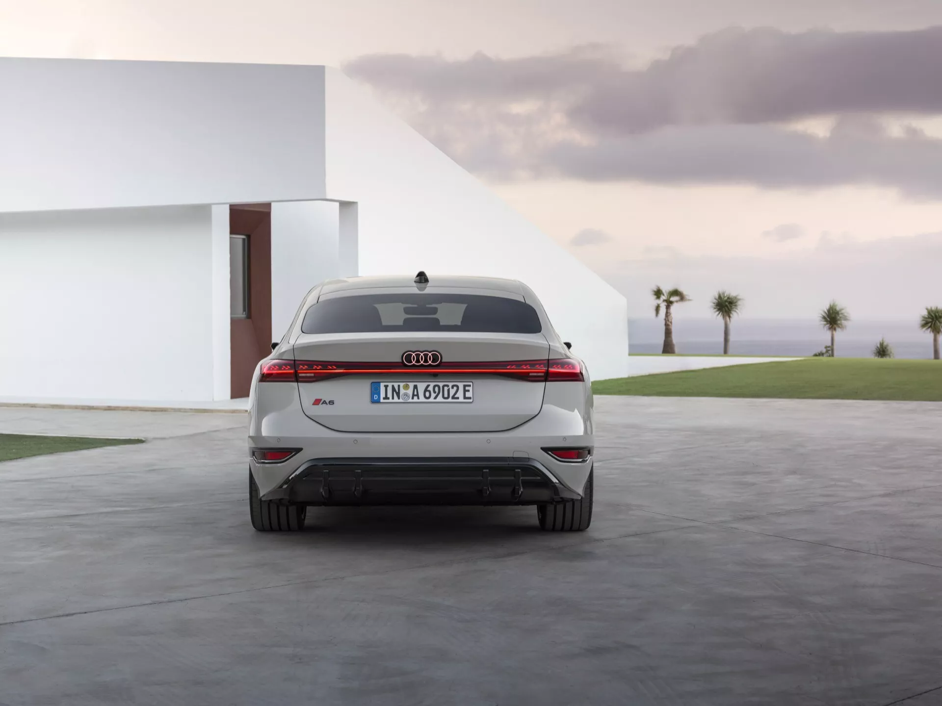Modello Audi A6 e-Tron 2024 GH con design elegante, motorizzazione elettrica avanzata, fari a LED, carrozzeria aerodinamica, interni lussuosi, sistema di infotainment all'avanguardia e tecnologia avanzata.