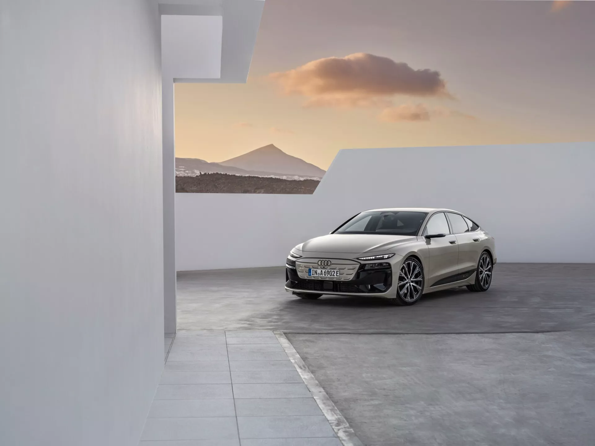 La Audi A6 e-Tron 2024 presenta un design aerodinamico straordinario con linee eleganti, tecnologia avanzata EV, illuminazione a LED e un interno moderno e lussuoso.