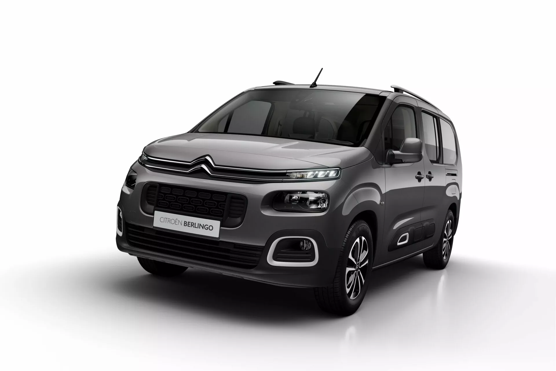 Scatto in studio del Citroën Berlingo 2021 che mostra il profilo frontale e laterale con griglia in evidenza, fari LED, luci di nebbia, paraurti elegante, ruote in lega e carrozzeria metallizzata che evidenziano le caratteristiche di design e tecnologia