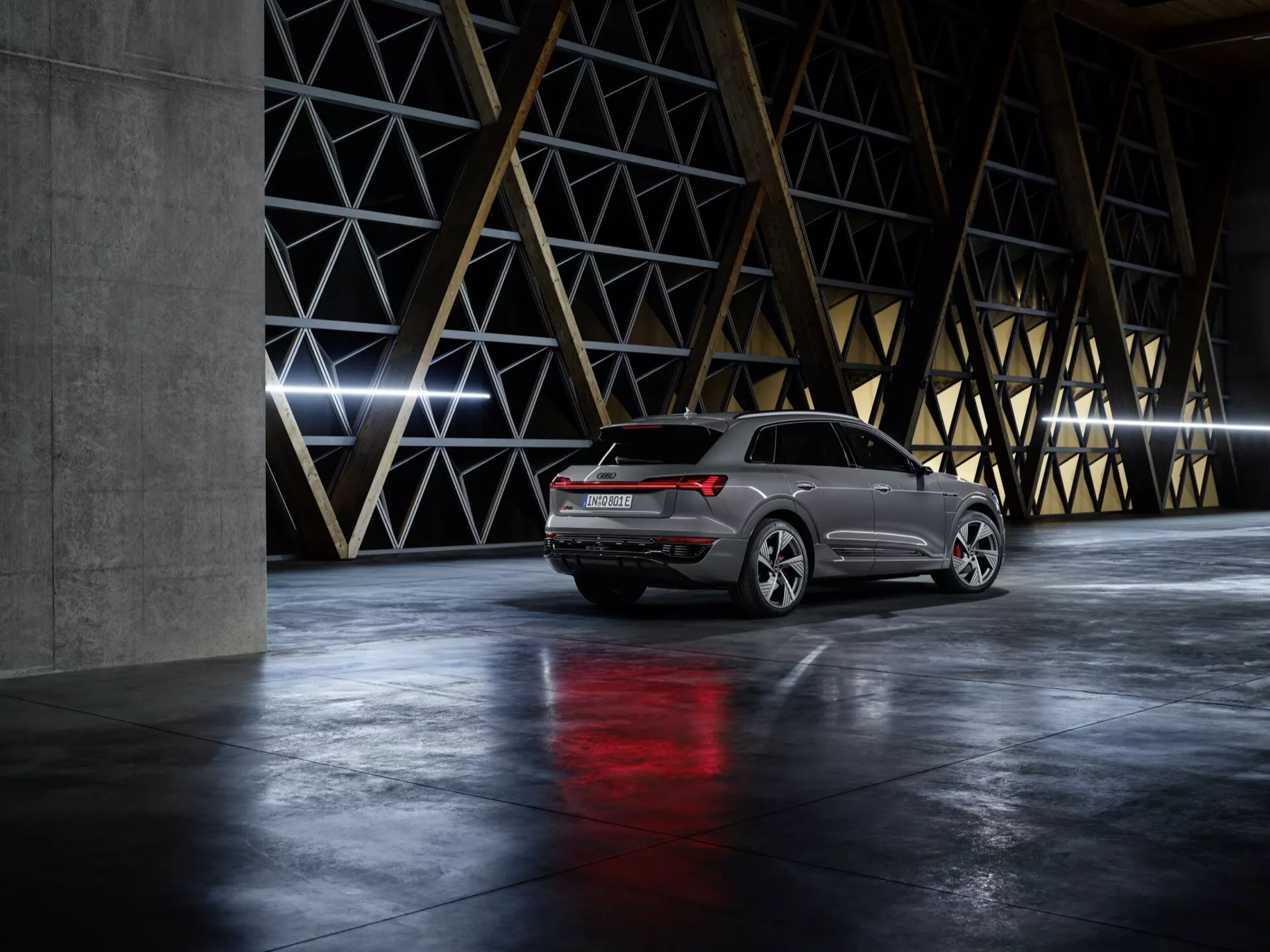 Audi Q8 e-tron 2023 in Bianco Ghiacciaio, che mostra il suo esterno elegante, fari LED avanzati e silhouette dinamica