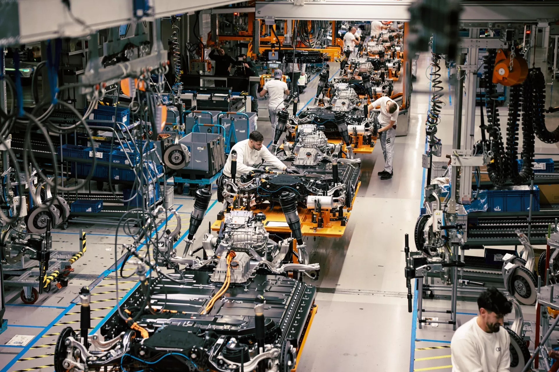 Audi Q8 e-tron 2023 in Bianco Ghiacciaio su strada montana con tecnologia SUV elettrica avanzata e interni lussuosi
