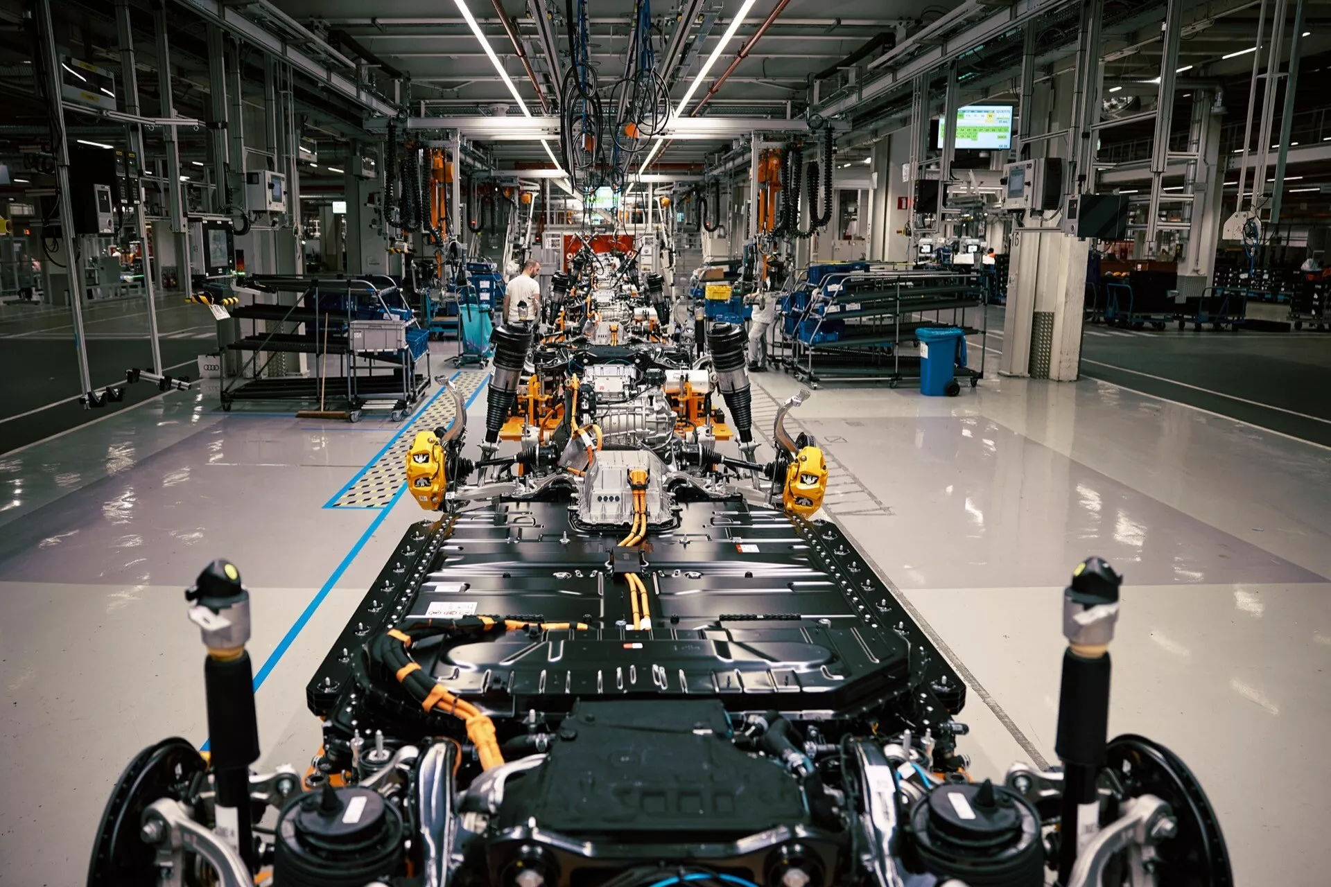SUV elettrica Audi Q8 e-tron del 2023 in bianco ghiacciaio parcheggiata all'aperto che mostra tecnologia avanzata, design elegante e mobilità sostenibile