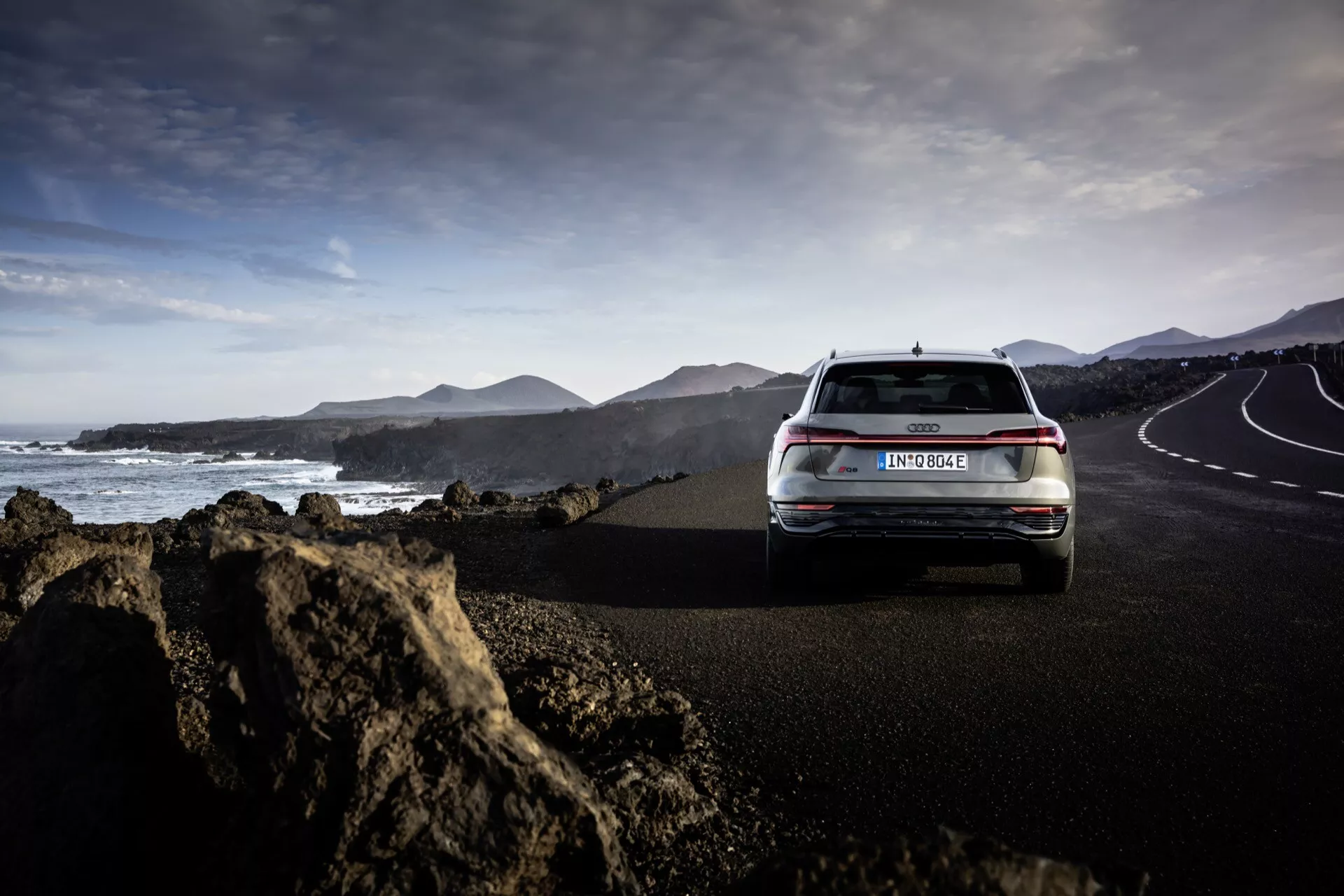 Audi Q8 e-tron 2023 in Edizione Grafite che mostra la sua silhouette elegante, l'illuminazione LED avanzata e il design aerodinamico