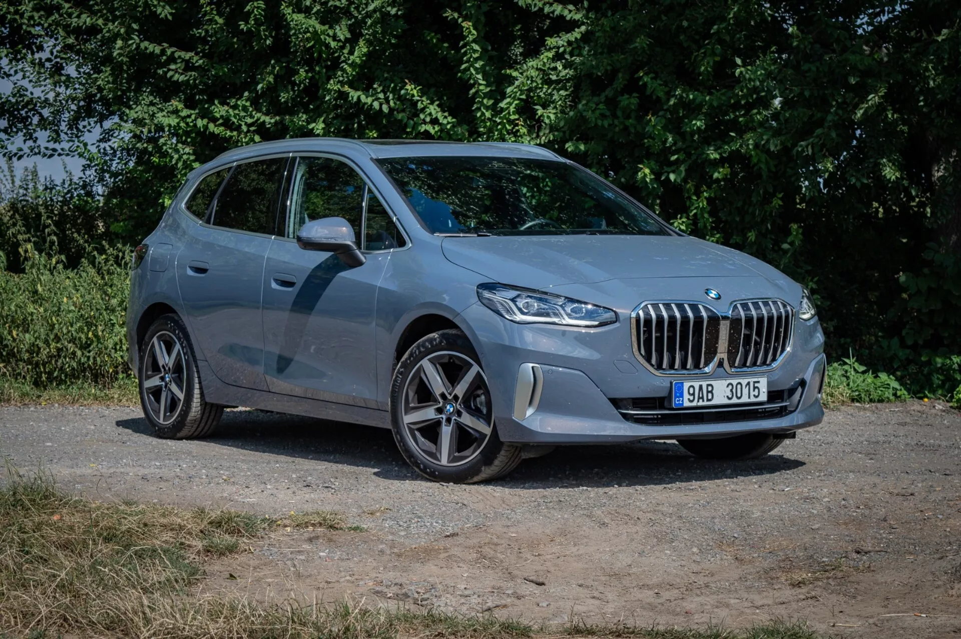 BMW Serie 2 Gran Tourer Attiva 2022 che mostra il suo design elegante, interni moderni e caratteristiche tecnologiche avanzate
