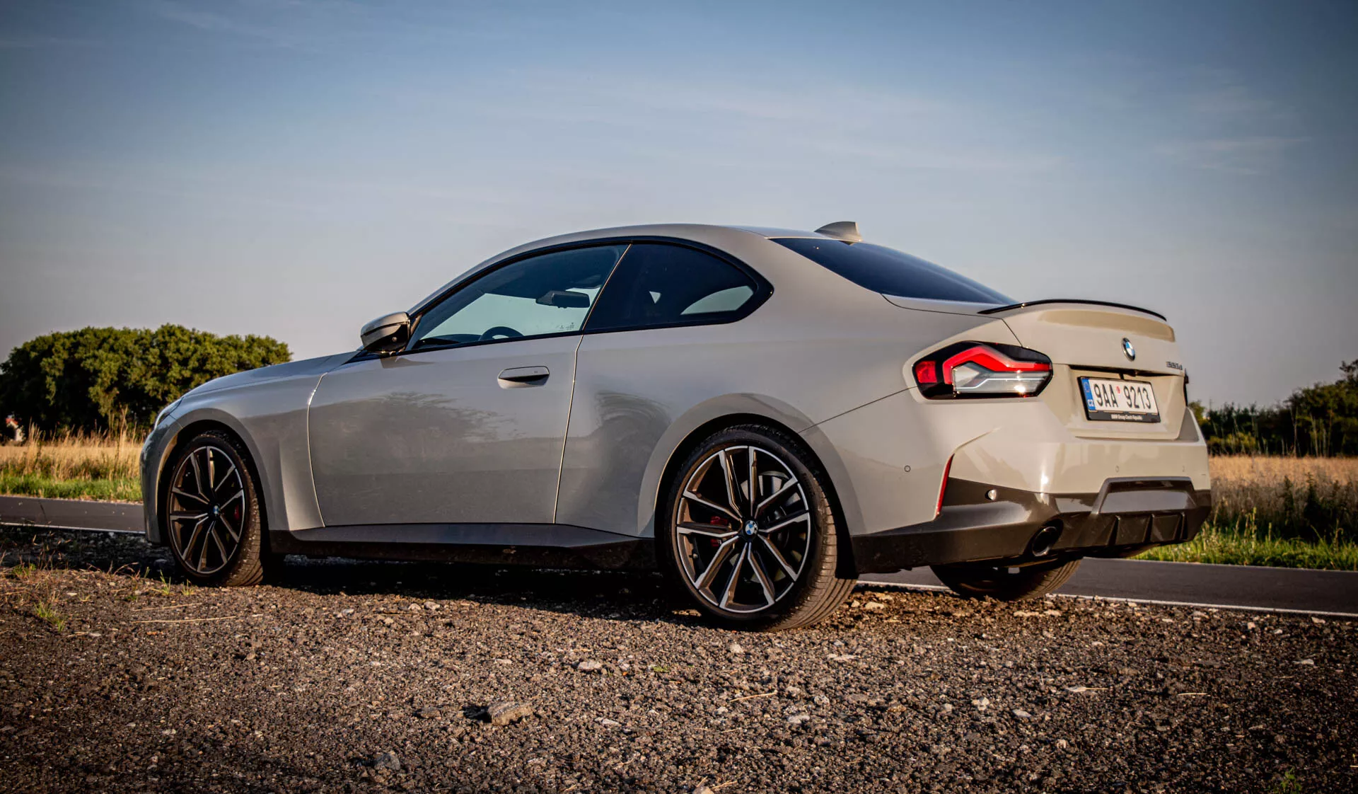 BMW Serie 2 Coupé 2022, con un design aerodinamico ed elegante, iconico doppio rene e fari LED avanzati; con interni moderni e lussuosi, materiali di alta qualità, tecnologie all'avanguardia e dinamiche di guida sportive.