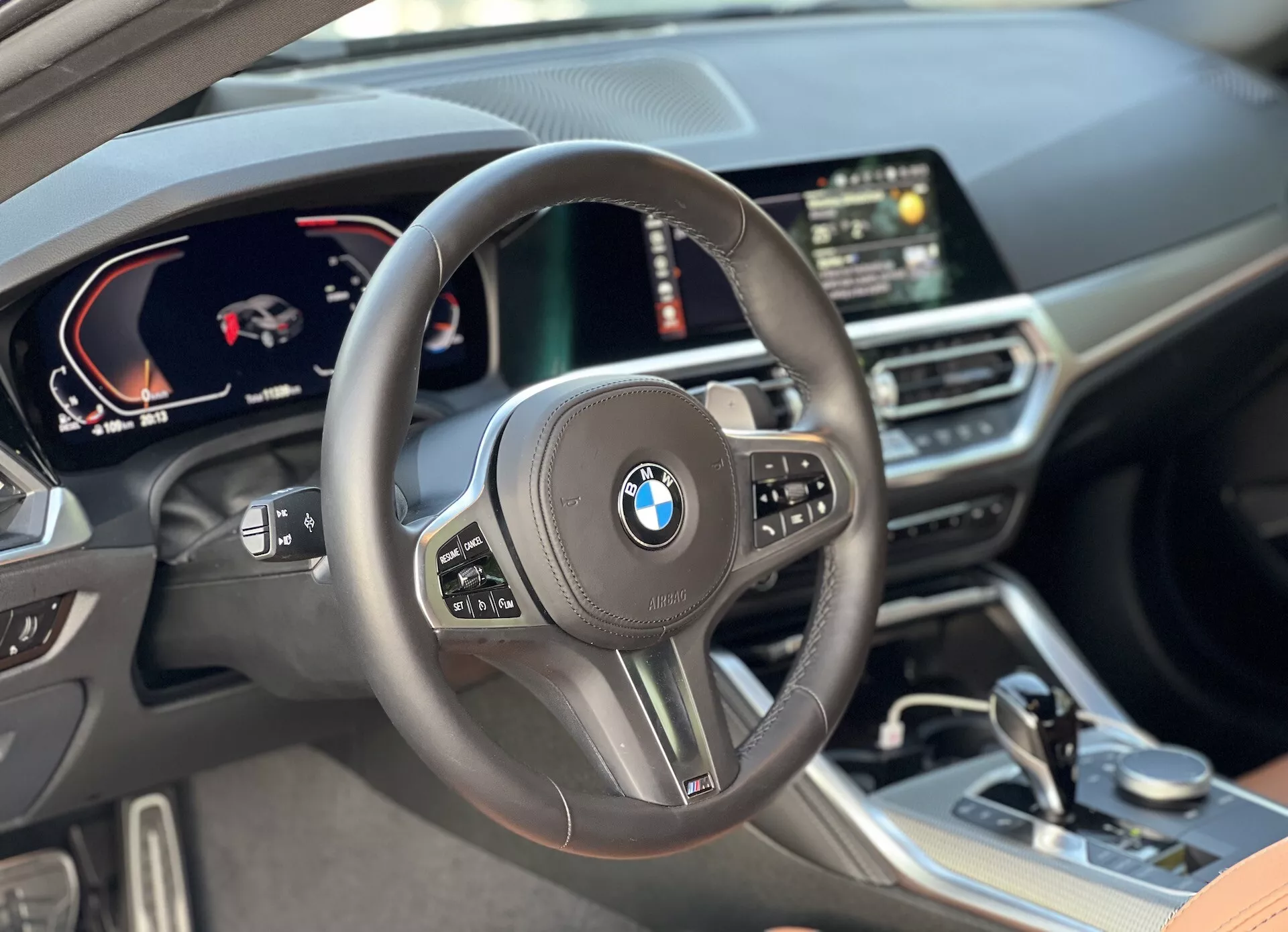 Vista interna della BMW Serie 2 Coupé 2022 dalla prospettiva del conducente, con un volante centrale con comandi multifunzione, quadro strumenti digitale con tachimetro e contachilometri, display digitale centrale con navigazione GPS e materiali di alta qualità compresi superfici in pelle ed elementi di finitura attentamente progettati nell'abitacolo.