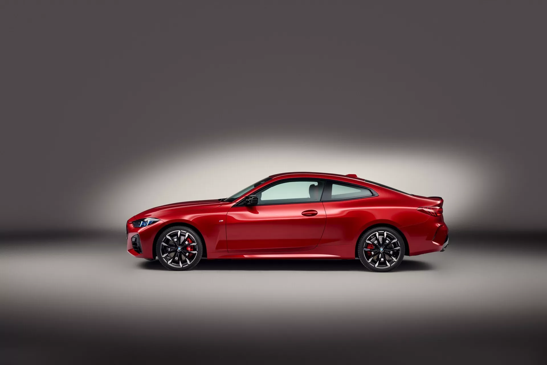BMW Serie 4 2024 (G22-G23-G26-G82-G83 Facelift) che mostra design esterno aggiornato e nuove funzionalità