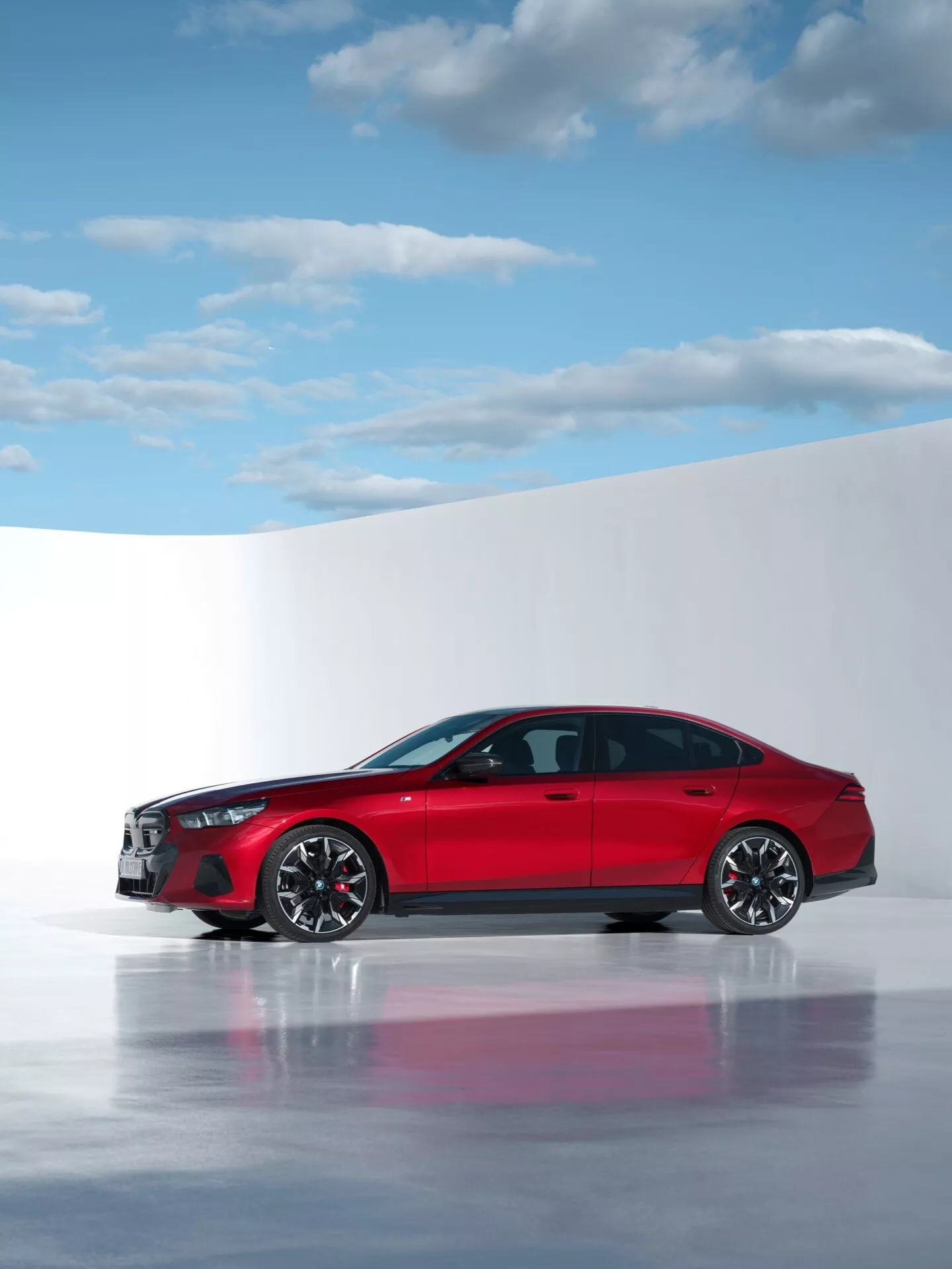 BMW Serie 5 (G60-G61) 2023 che mostra il suo design elegante e le caratteristiche avanzate