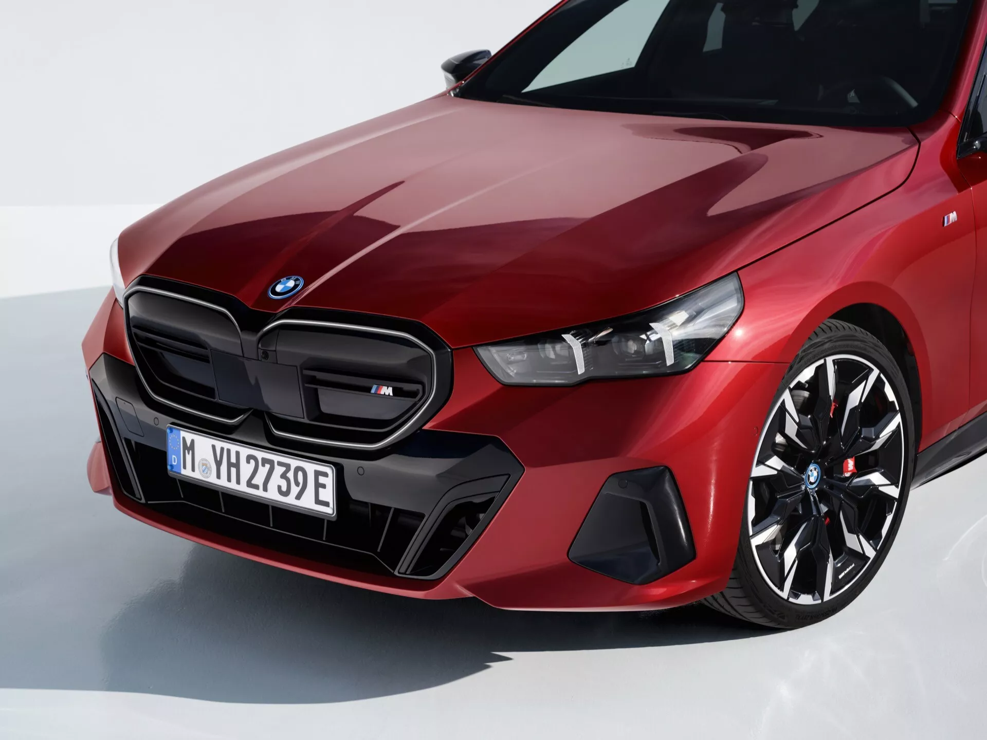 BMW Serie 5 2023 (G60-G61) che mostra il suo design sofisticato e le ultime caratteristiche