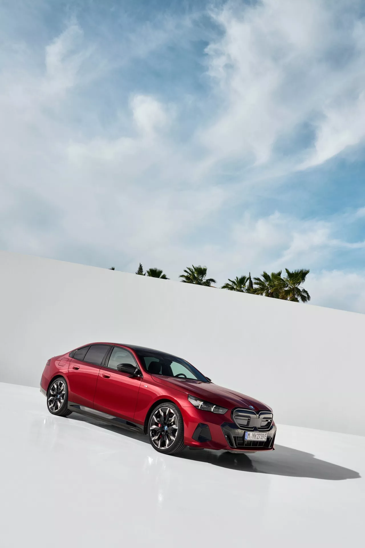 BMW Serie 5 2023 (G60-G61) che mostra un design elegante, caratteristiche tecnologiche avanzate e una potente gamma di motori
