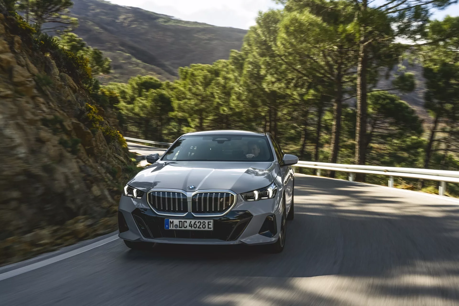 BMW Serie 5 2023 (G60-G61) che mette in mostra il suo design sofisticato e le funzionalità tecnologiche avanzate
