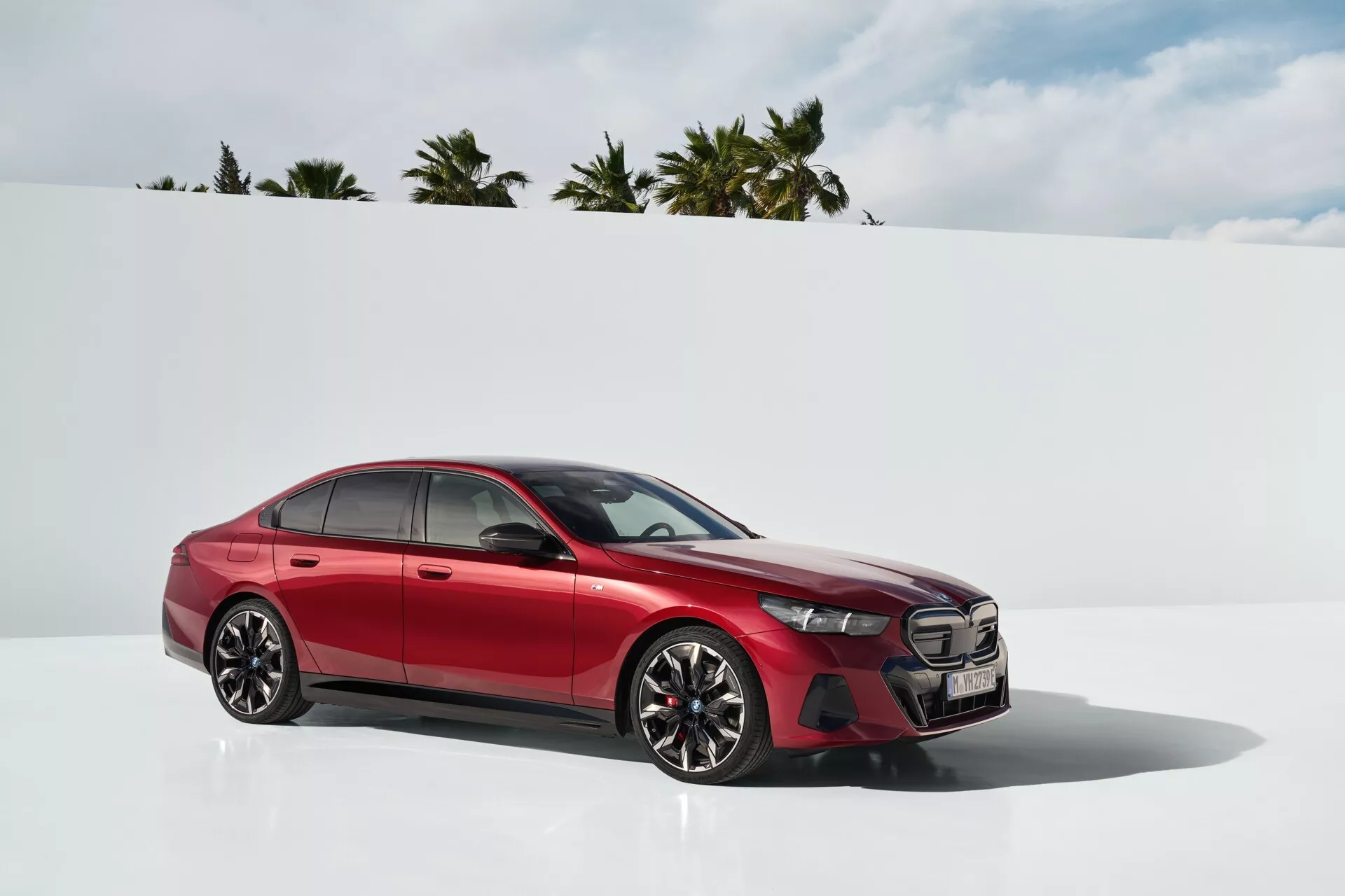 Serie BMW 5 (G60-G61) 2023 che mostra il suo design elegante, le caratteristiche tecnologiche avanzate e le prestazioni potenti in un ambiente urbano moderno