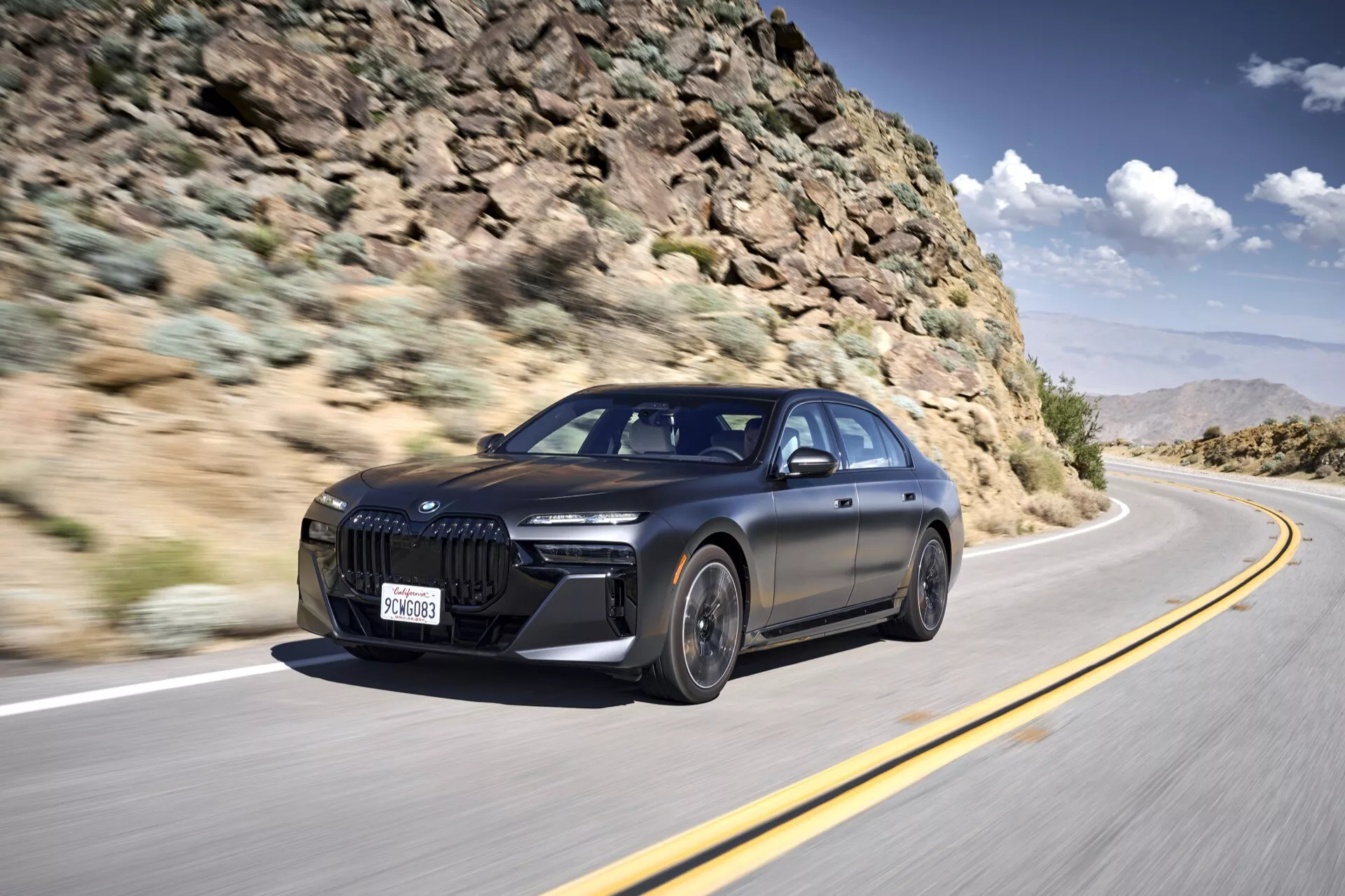 Modello BMW i7 G70 2022 che mostra il suo design esterno elegante, sistema di illuminazione innovativo e finiture moderne di lusso