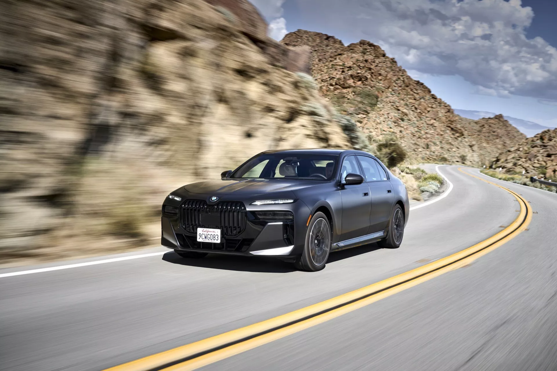 BMW i7 G70 del 2022 in elegante nero che mostra tecnologia avanzata e caratteristiche di lusso